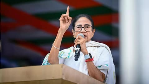 கொல்கத்தாவில் வாக்கு பெட்டிகள் வைத்துள்ள ஸ்ட்ராங் ரூமிற்குள் அடாவடியாக நுழைந்த மம்தா பானர்ஜி