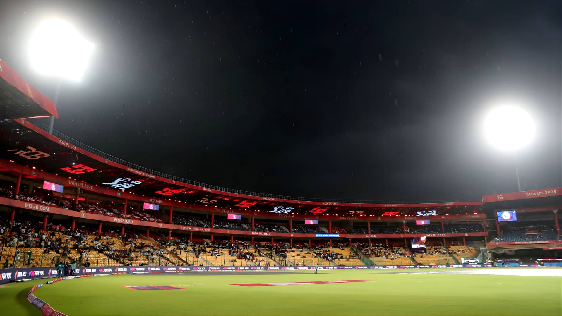 ஐபிஎல் 2026: சின்னசாமி மைதானத்தில் பாதுகாப்பு மீறல்! சிசிடிவி கேமராக்களைத் துண்டித்த ஊழியர்கள்; அதிர்ச்சி பின்னணி