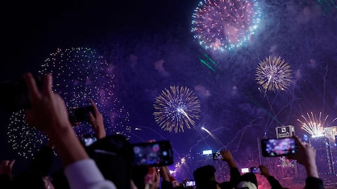 தமிழகம் முழுவதும் களைகட்டும் புத்தாண்டு கொண்டாட்டம்: 1.10 லட்சம் போலீசார் பாதுகாப்பு, பட்டாசு வெடிக்கத் தடை