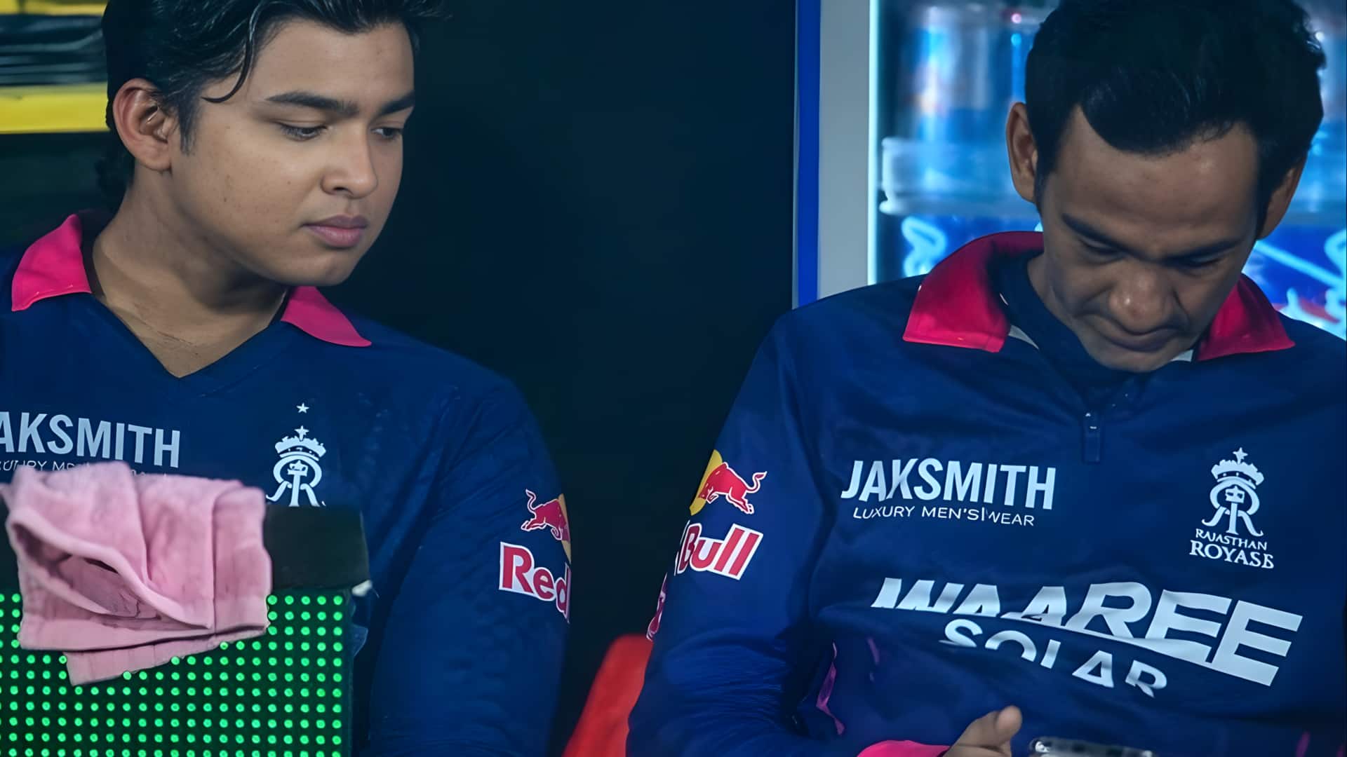 ஐபிஎல் 2026: டக்-அவுட்டில் போன் பயன்படுத்தியதற்காக ராஜஸ்தான் ராயல்ஸ் அணி மேலாளருக்கு ரூ.1 லட்சம் அபராதம்