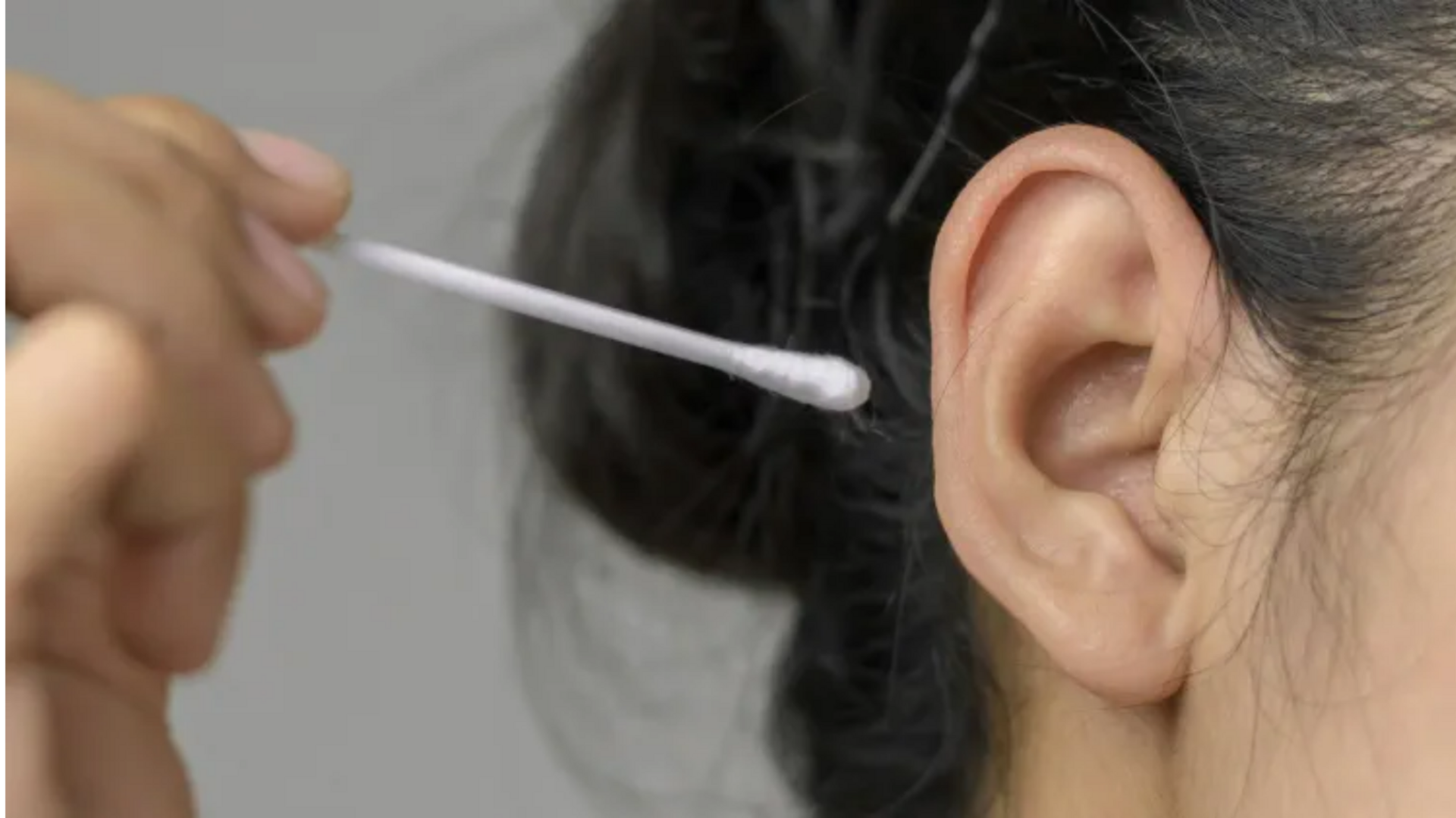 காதில் உள்ள அழுக்கை எண்ணெய் பயன்படுத்தாமல் இயற்கையாகவே அகற்றுவது எப்படி?