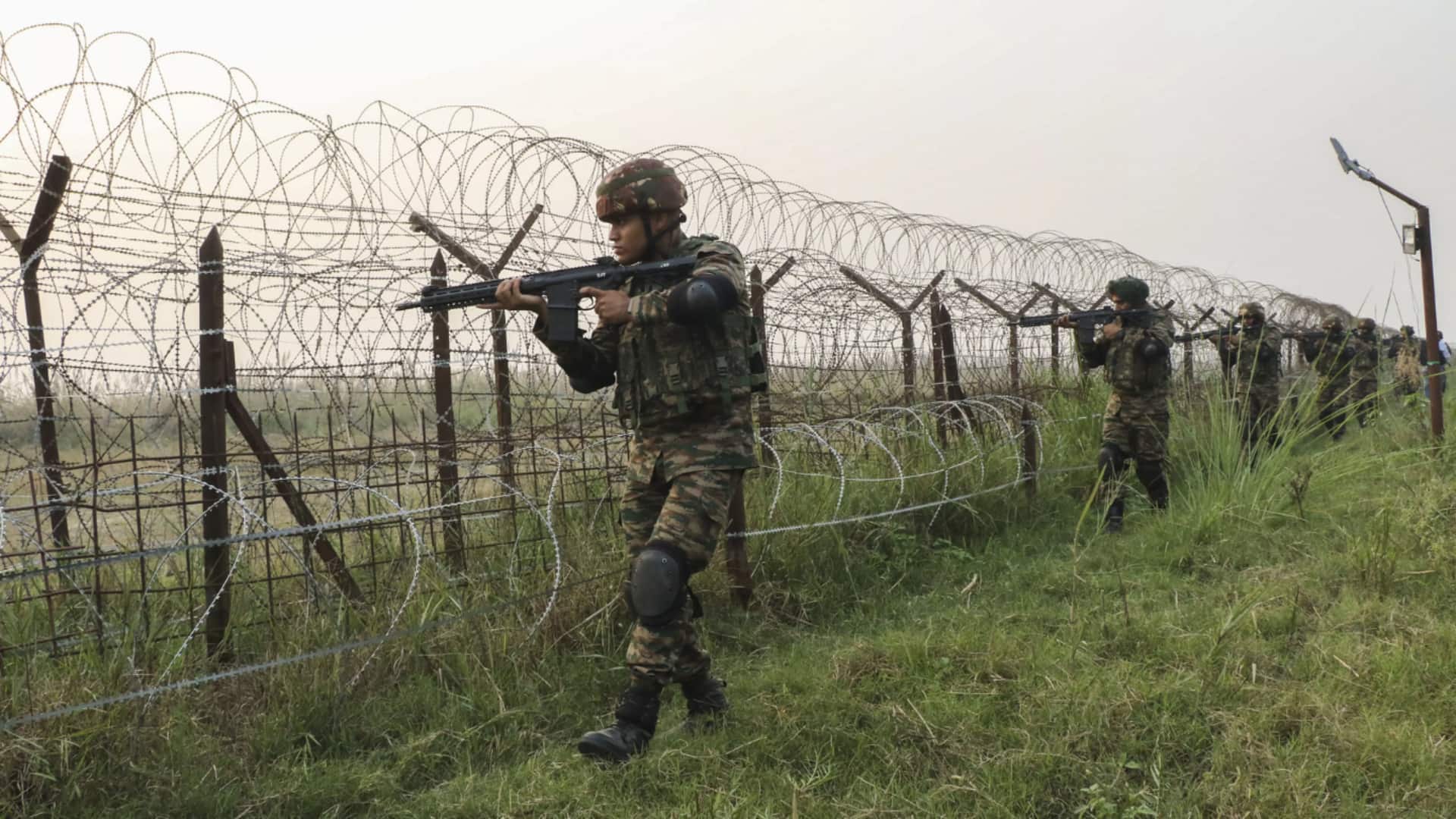 ஜம்மு எல்லையில் பாகிஸ்தான் ட்ரோன்கள் நடமாட்டம்; ராணுவம் தீவிர தேடுதல் வேட்டை
