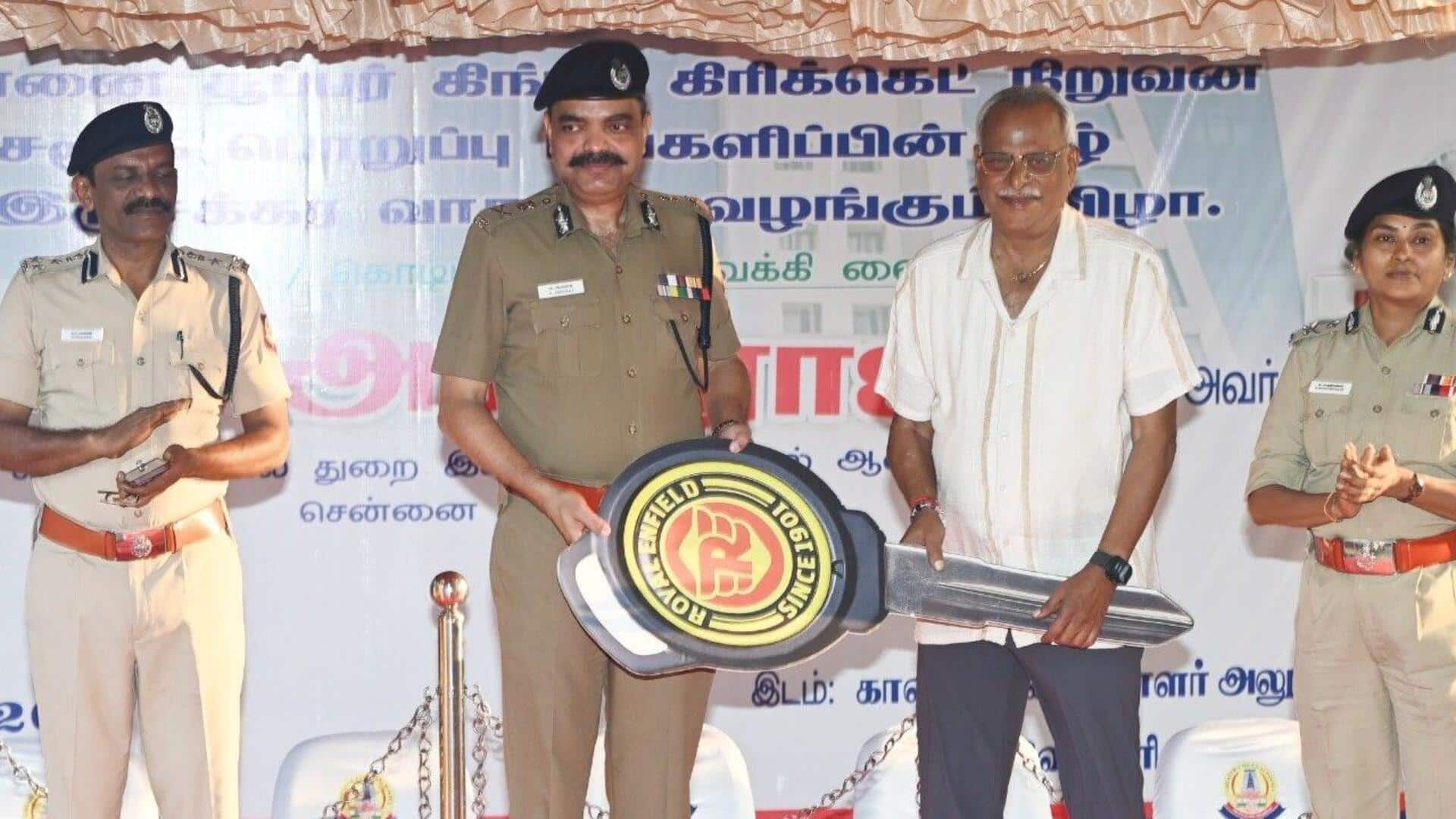 சென்னை போக்குவரத்து காவல்துறைக்கு ரூ.1 கோடி மதிப்பிலான 63 வாகனங்களை வழங்கிய சிஎஸ்கே