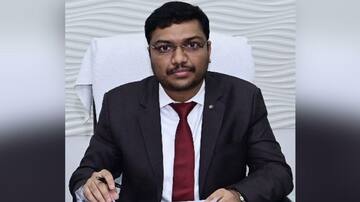 உதவியாளரை தனது காலணியை எடுக்க சொன்ன கள்ளக்குறிச்சி மாவட்ட ஆட்சியர்