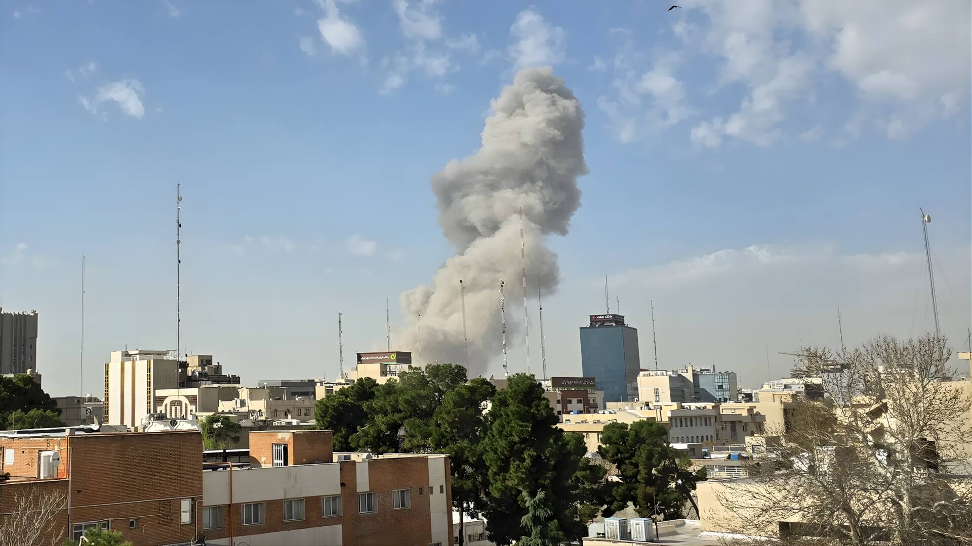 மத்திய கிழக்கில் மூண்டது முழு அளவிலான போர்? இஸ்ரேல்-அமெரிக்கா கூட்டுத் தாக்குதலுக்கு பதிலடியாக ஈரான் ஏவுகணை தாக்குதல்