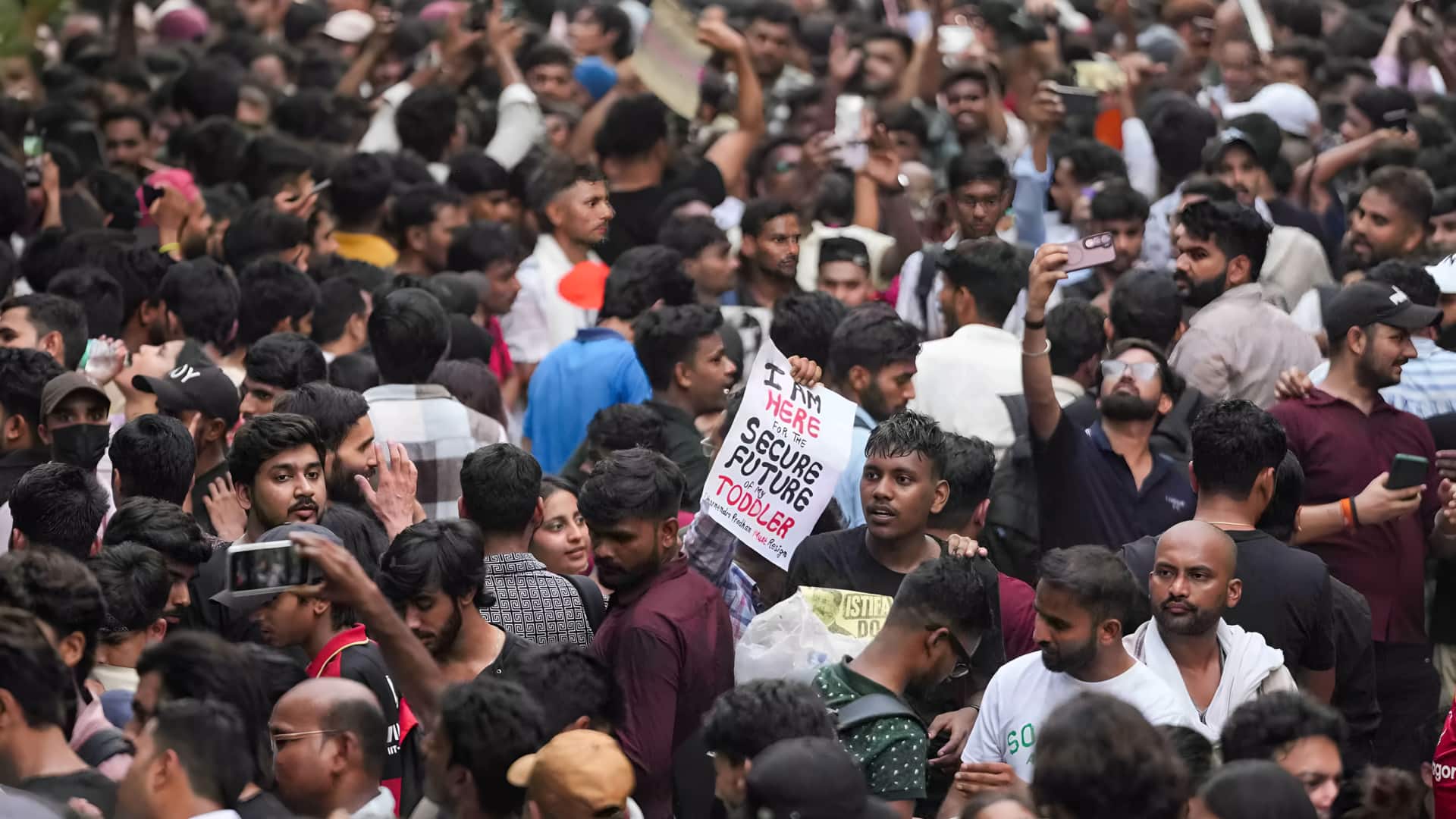 டெல்லி ஜந்தர் மந்தரில் தொடரும் பதற்றம்: கொட்டும் மழையில் செல்போன் வெளிச்சத்தில் போராடும் CJP