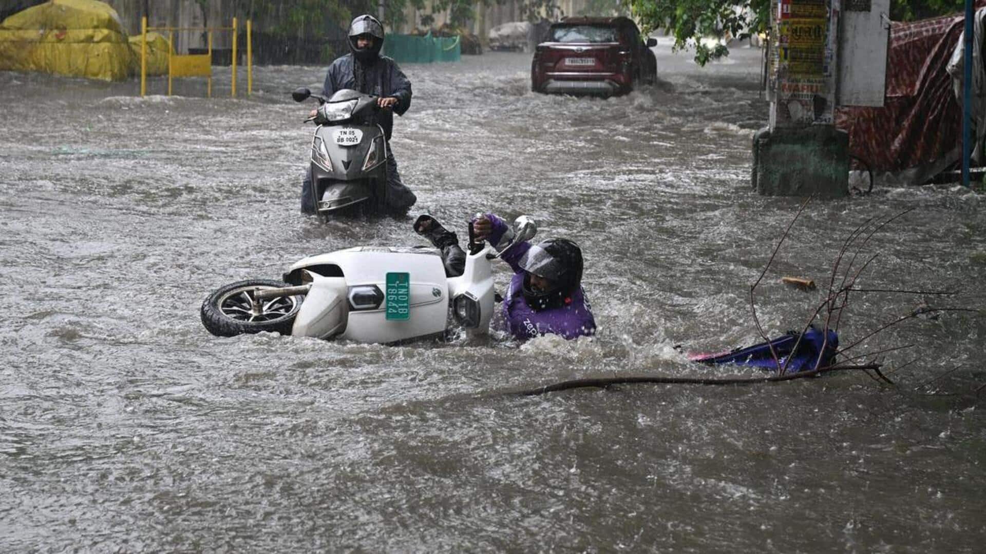 சென்னையை புரட்டிப்போட்ட கனமழை: இயல்பு வாழ்க்கை பாதிப்பு!