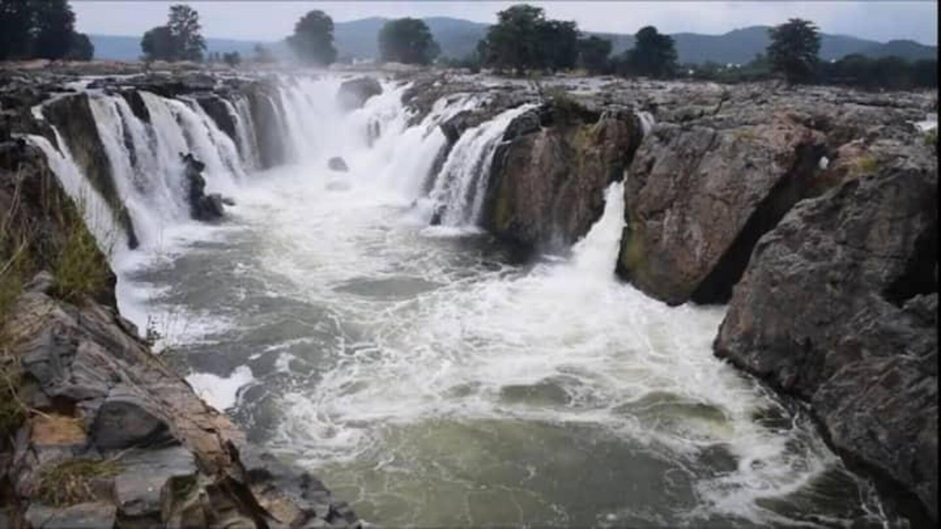 ஒகேனக்கல்லில் குளிக்கவும் பரிசல் இயக்கவும் மீண்டும் தடை