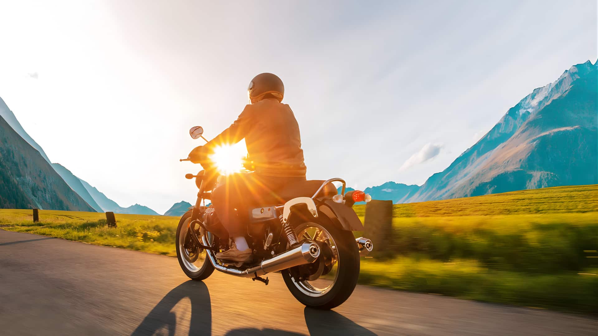 சுட்டெரிக்கும் கோடை வெயில்! பைக் ஓட்டுபவர்கள் கவனிக்க வேண்டிய 5 மெயின்டனன்ஸ் டிப்ஸ் மற்றும் ஹைட்ரேஷன் ரகசியங்கள்