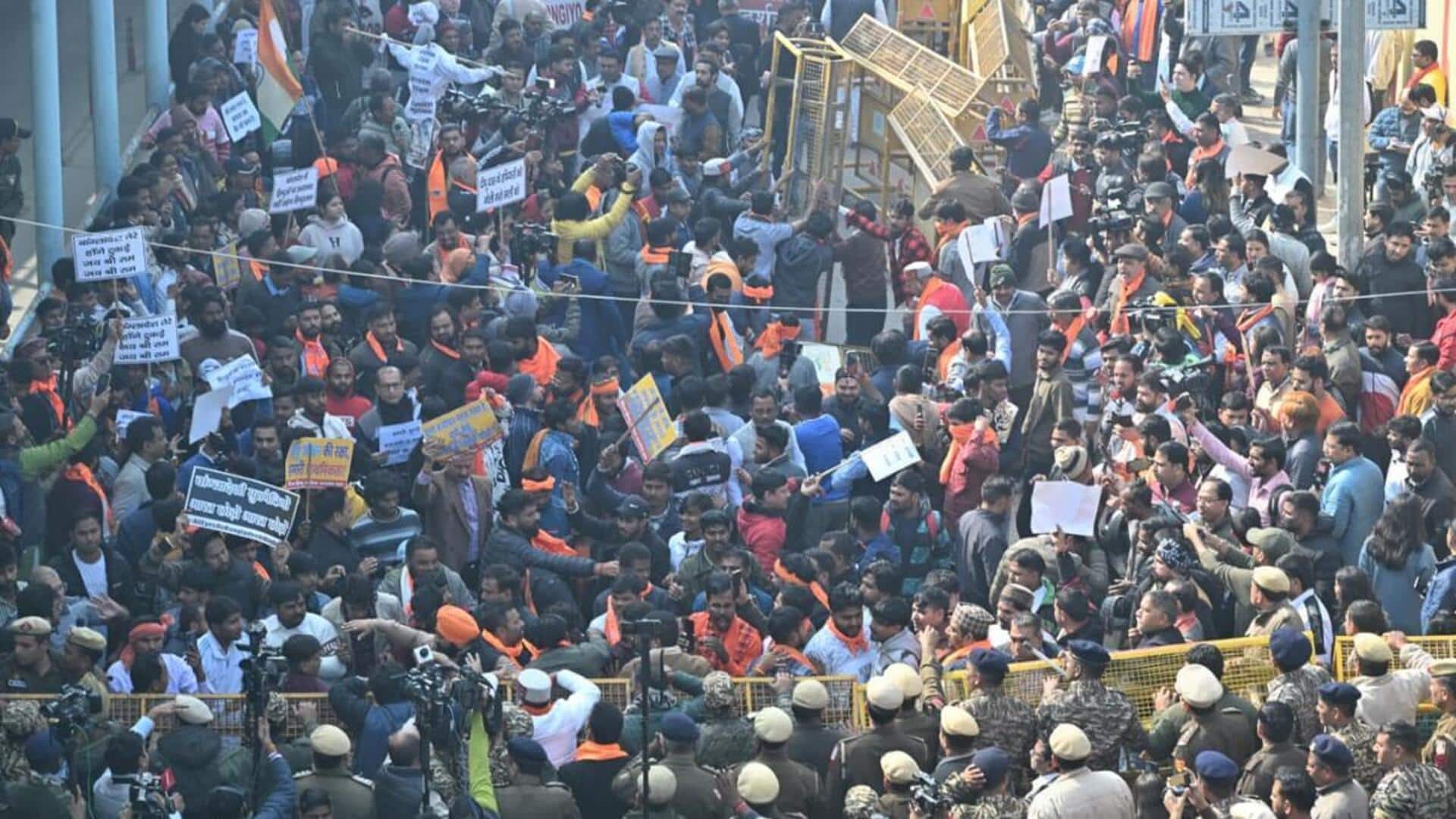 பங்களாதேஷில் இந்து நபர் அடித்துக் கொல்லப்பட்டதற்கு எதிராக டெல்லியில் போராட்டங்கள் வெடித்தன