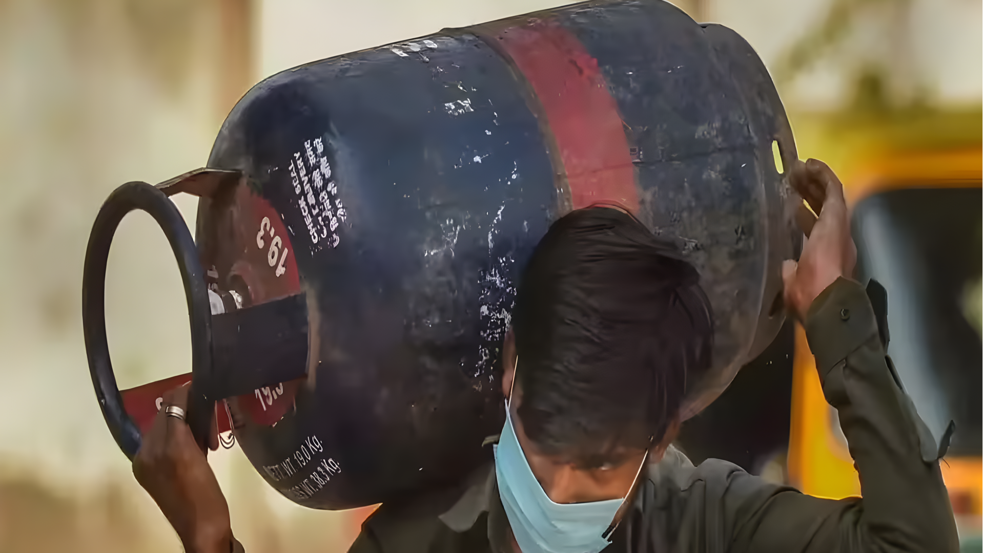 ஆண்டின் முதல் நாளன்றே வணிக பயன்பாட்டு சிலிண்டர் விலை ரூ. 110 உயர்வு