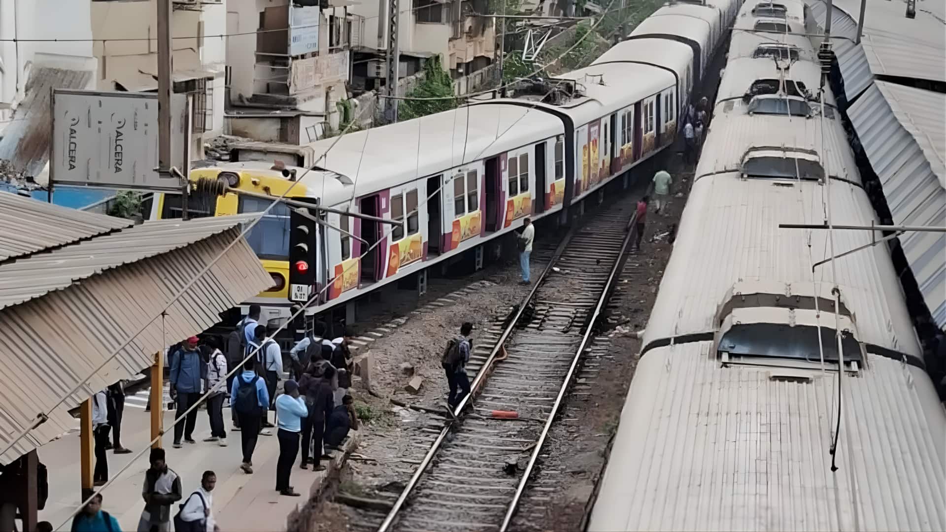 மும்பை டோம்பிவ்லியில் லோக்கல் ட்ரெயின் தடம் புரண்டு விபத்து; போக்குவரத்து சேவை பாதிப்பு