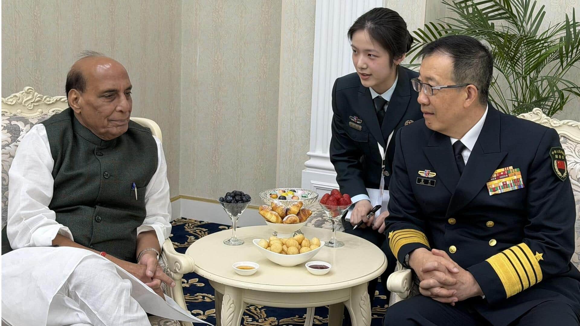 Bishkek SCO உச்சிமாநாட்டில் ராஜ்நாத் சிங் ரஷ்ய, சீனப் பிரதிநிதிகளைச் சந்தித்தார்