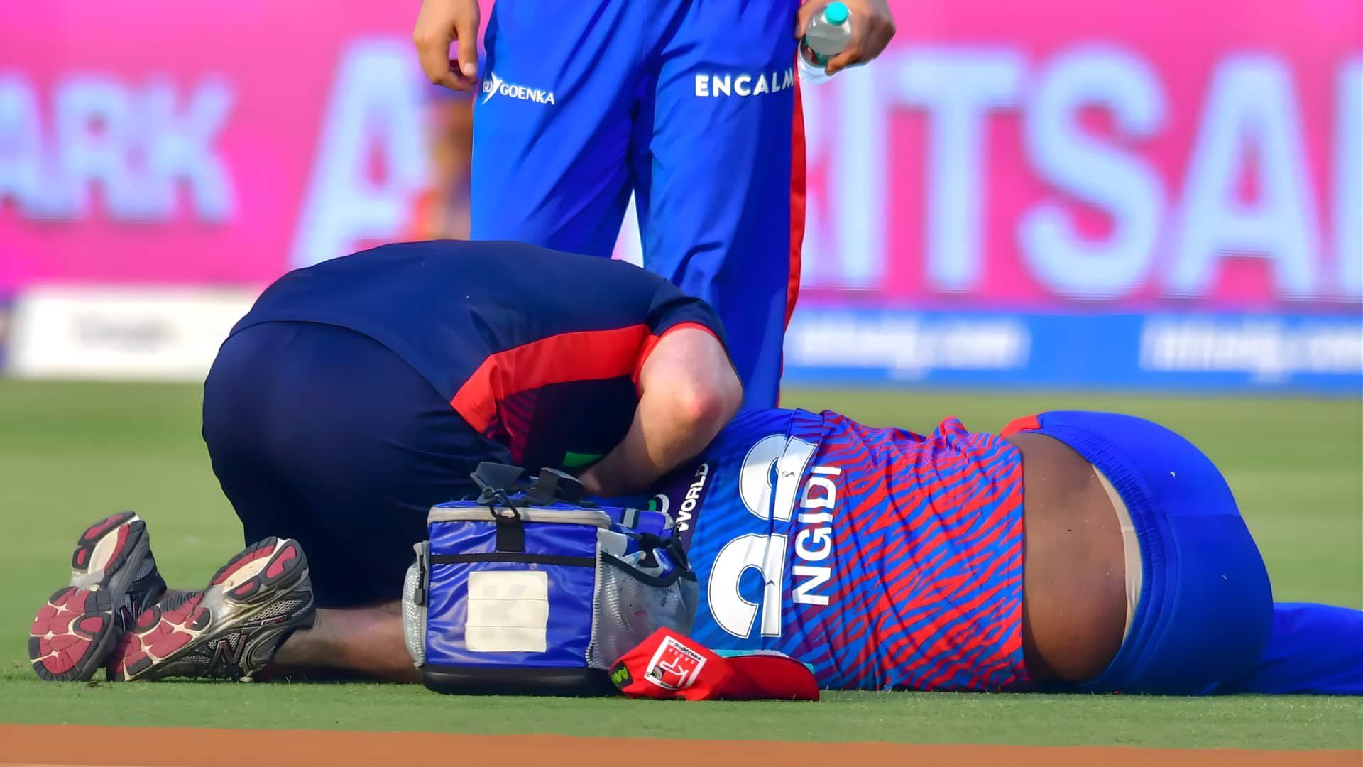 பதறவைக்கும் காட்சி! டெல்லி கேப்பிடல்ஸ் வீரர் லுங்கி இங்கிடிக்கு தலையில் பலத்த காயம்: மைதானத்தில் ஆம்புலன்ஸ் வருகை