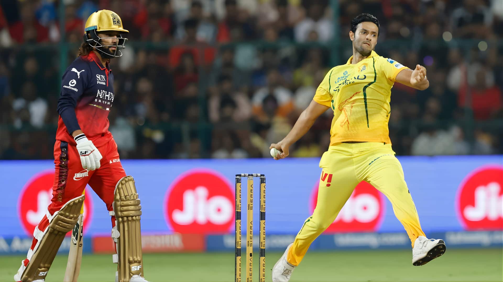 ஆர்சிபி வீரர்களுக்கு 'ஜெயில் ஜெர்சி' காட்டிய ரசிகர்கள்! சின்னசாமி மைதானத்திற்கு வெளியே பரபரப்பு! வைரலாகும் வீடியோ