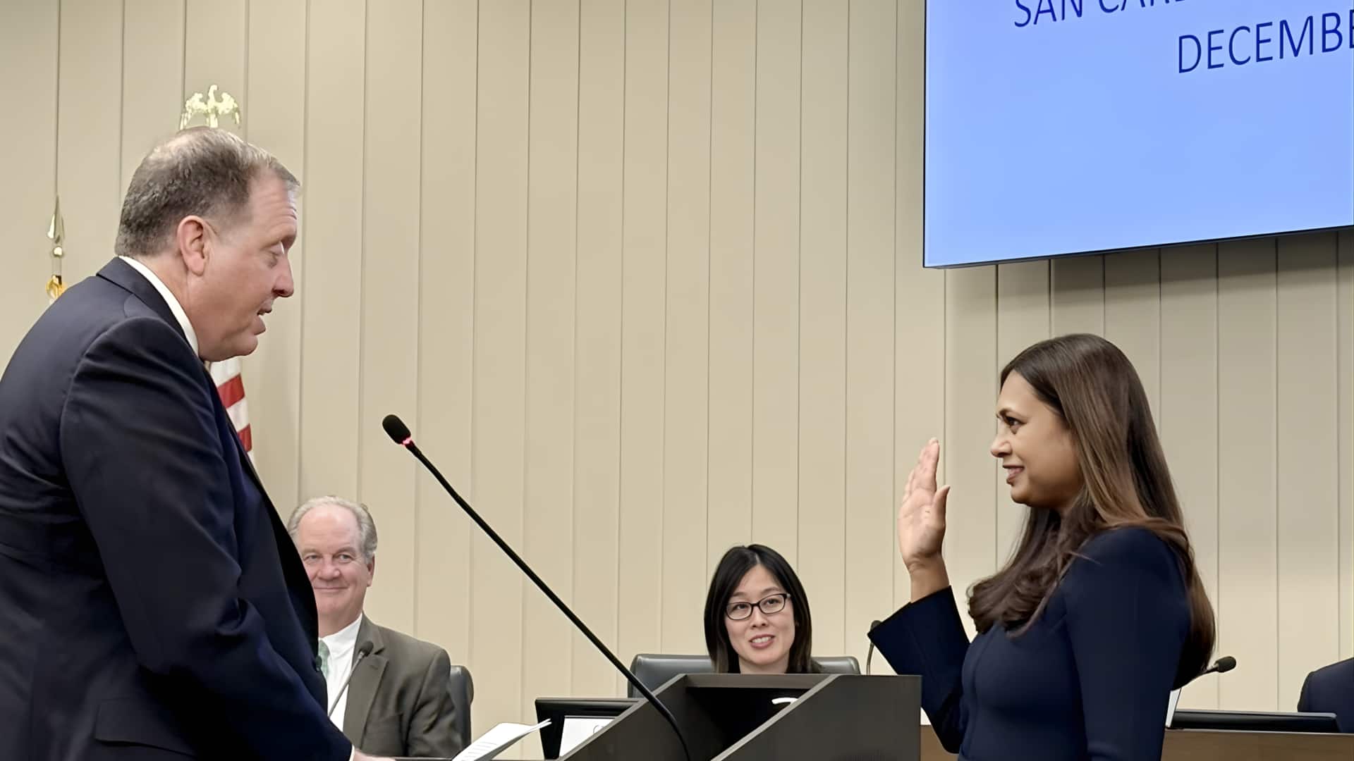 அமெரிக்க அரசியலில் இந்திய வம்சாவளியினரின் எழுச்சி: சான் கார்லோஸ் நகரின் மேயராக பிரணிதா வெங்கடேஷ் பதவியேற்பு