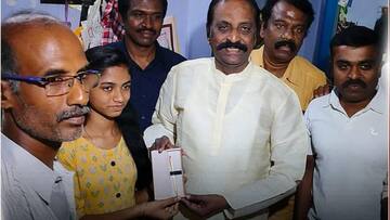 சாதனை மாணவி நந்தினிக்கு, நேரில் சென்று தங்கபேனாவை பரிசளித்தார் வைரமுத்து