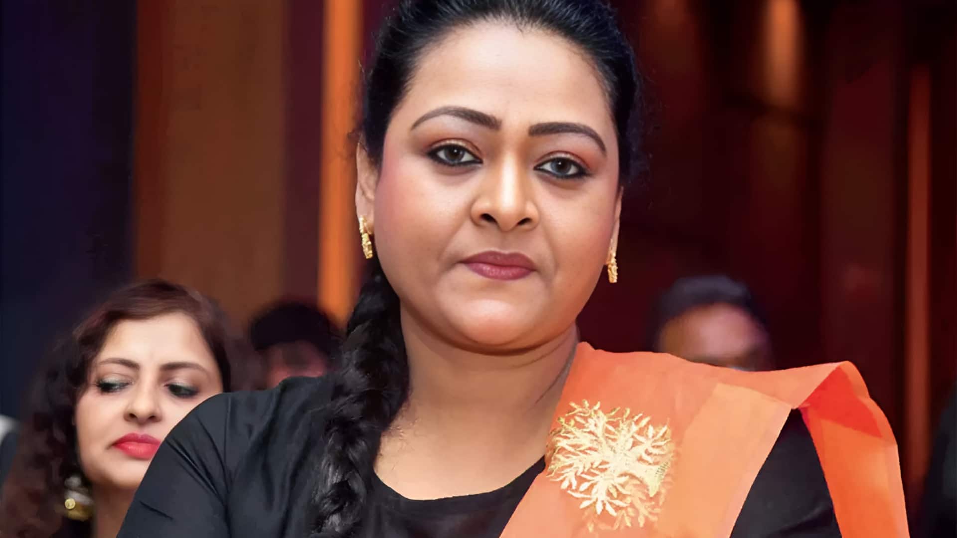 தொடர்ந்து 4 மணி நேரம் மொபைலில் கேம் விளையாடியதால் வந்த வினை: மருத்துவமனையில் அனுமதிக்கப்பட்ட நடிகை ஷகிலா