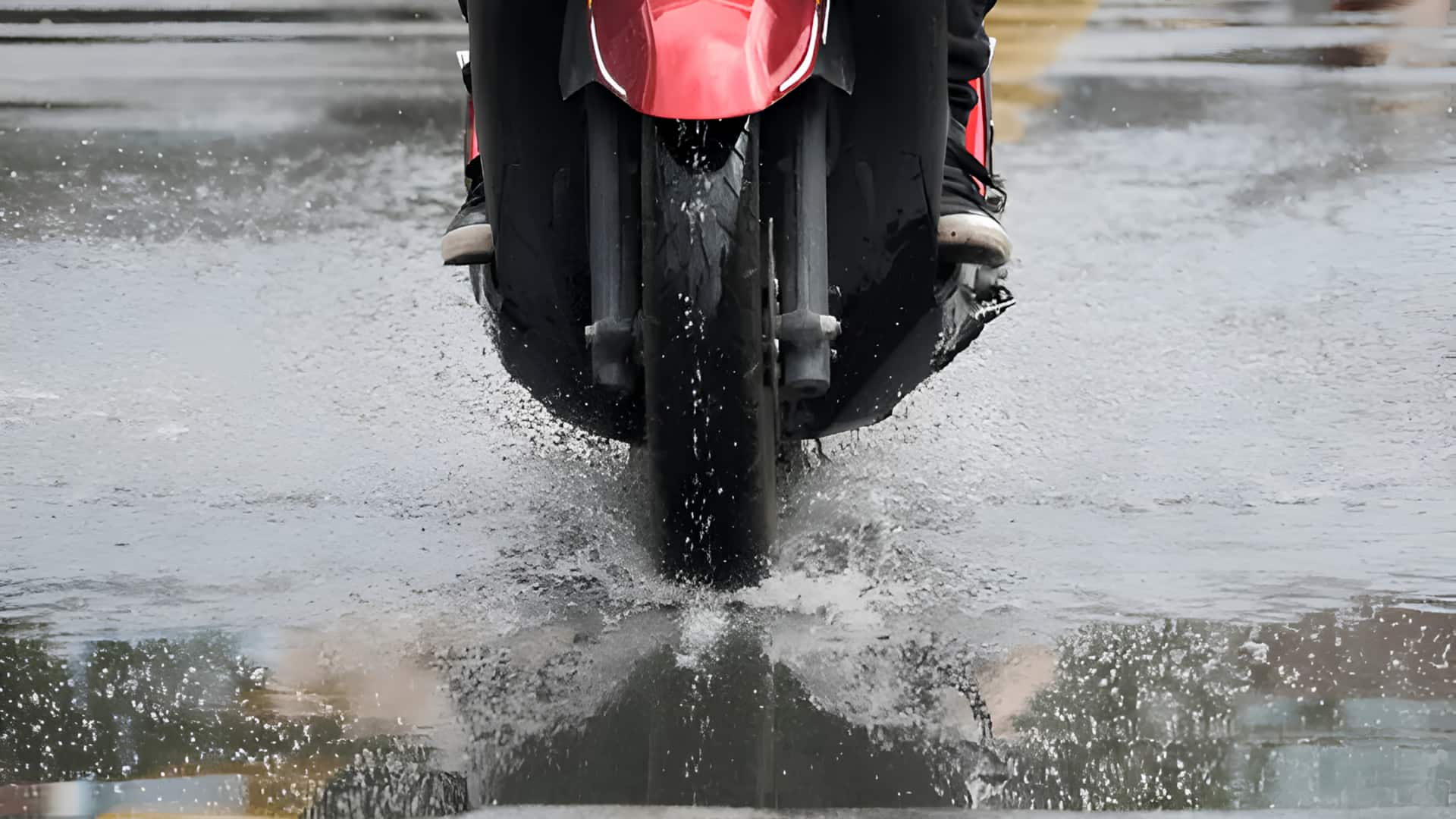 கனமழையில் பைக் நடுரோட்டில் நிற்காமல் இருக்கணுமா? இந்த 5 விஷயங்களை உடனே செக் பண்ணுங்க!
