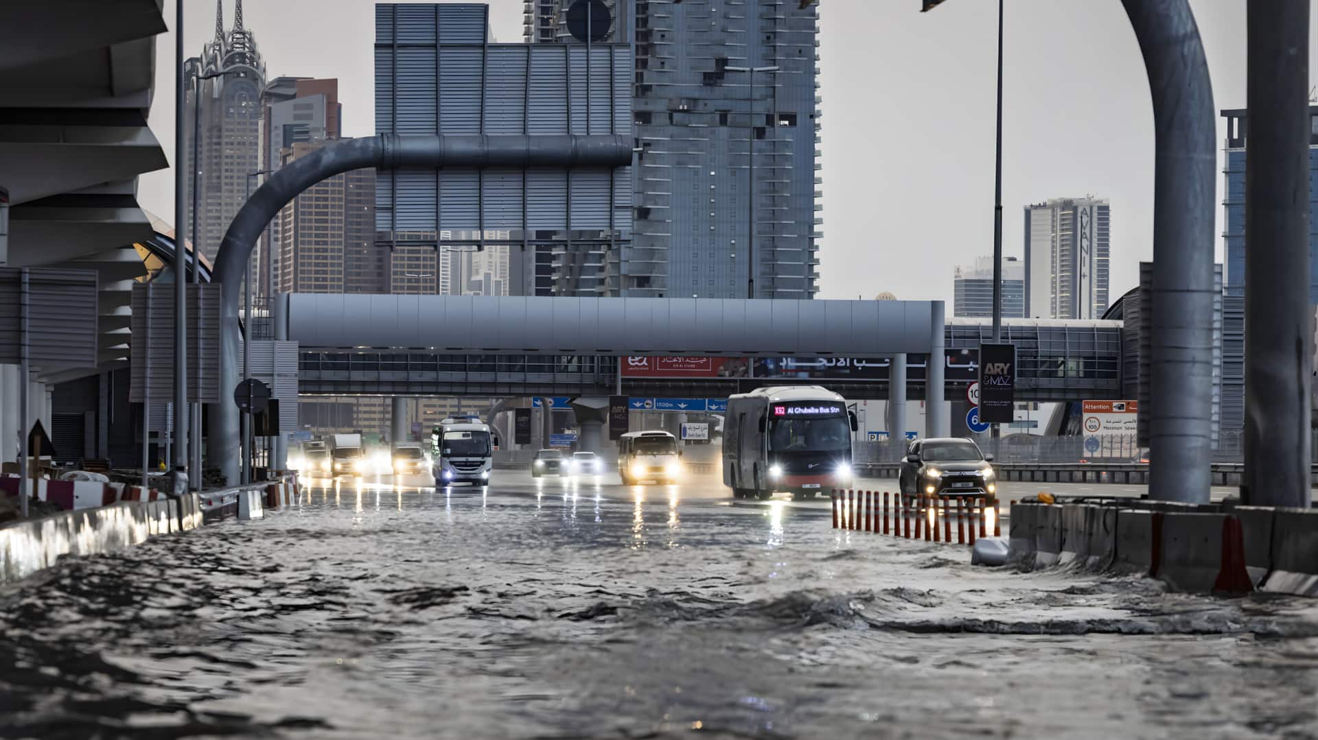 பாலைவன தேசத்தில் கொட்டித் தீர்க்கும் கனமழை: துபாய், அபுதாபி ஸ்தம்பிப்பு; காரணம் என்ன?