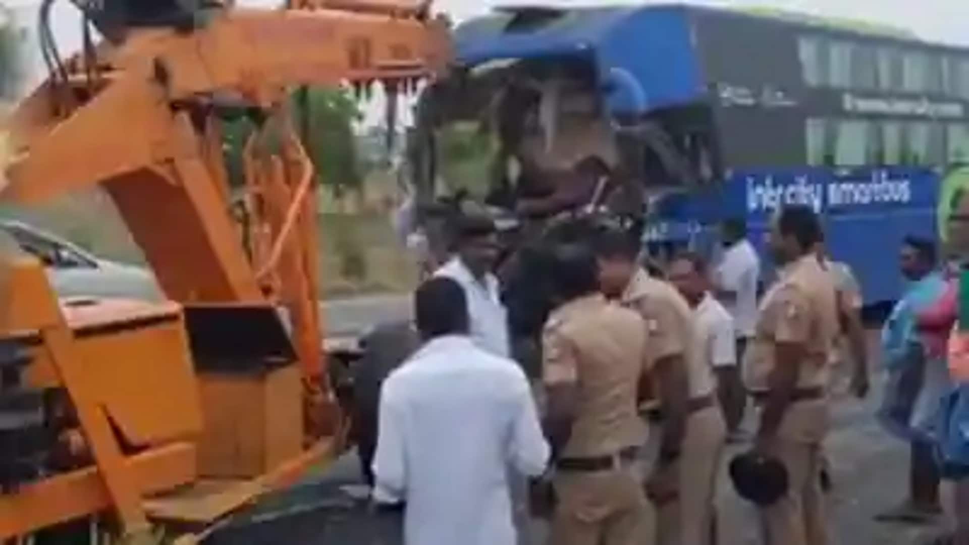 கரூர் அருகே கோர விபத்து; சுற்றுலா வேன் மீது ஆம்னி பேருந்து மோதியலில் 4 பேர் பலி கரூர் அருகே கோர விபத்து; சுற்றுலா வேன் மீது ஆம்னி பேருந்து மோதியலில் 4 பேர் பலி