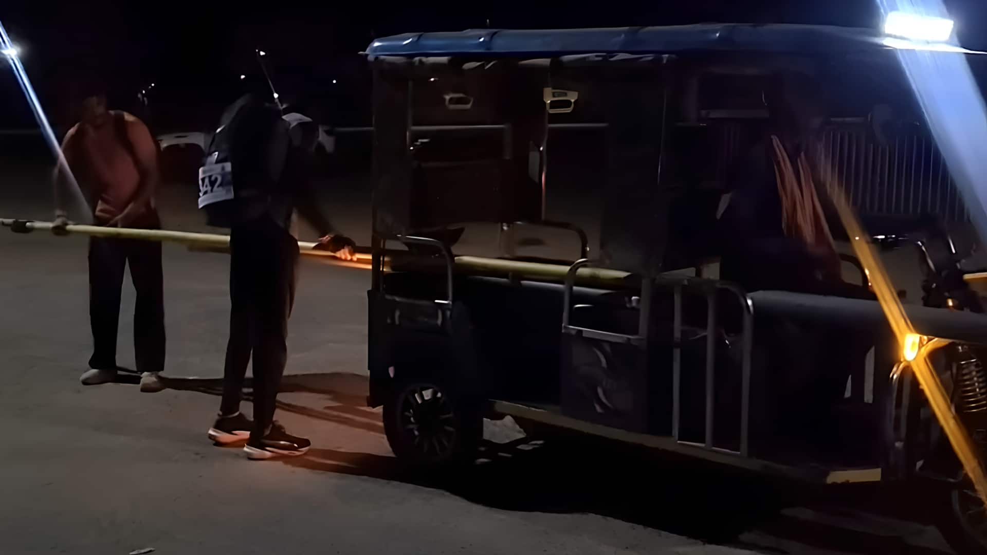 தேசிய சாதனை படைத்த இந்தியாவின் டாப் வீரர்களுக்கு நேர்ந்த அவலம்: இ-ரிக்ஷாவில் கம்பிகளை தூக்கிச் சென்ற சோகம்