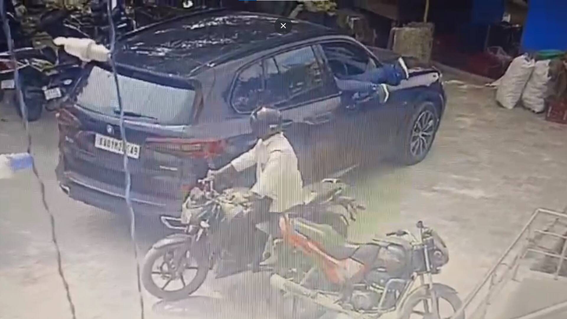 வீடியோ: பட்டப்பகலில் BMW காரின் கண்ணாடியை உடைத்து 13 லட்சம் ரூபாய் பணத்தை கொள்ளையடித்த திருடர்கள்