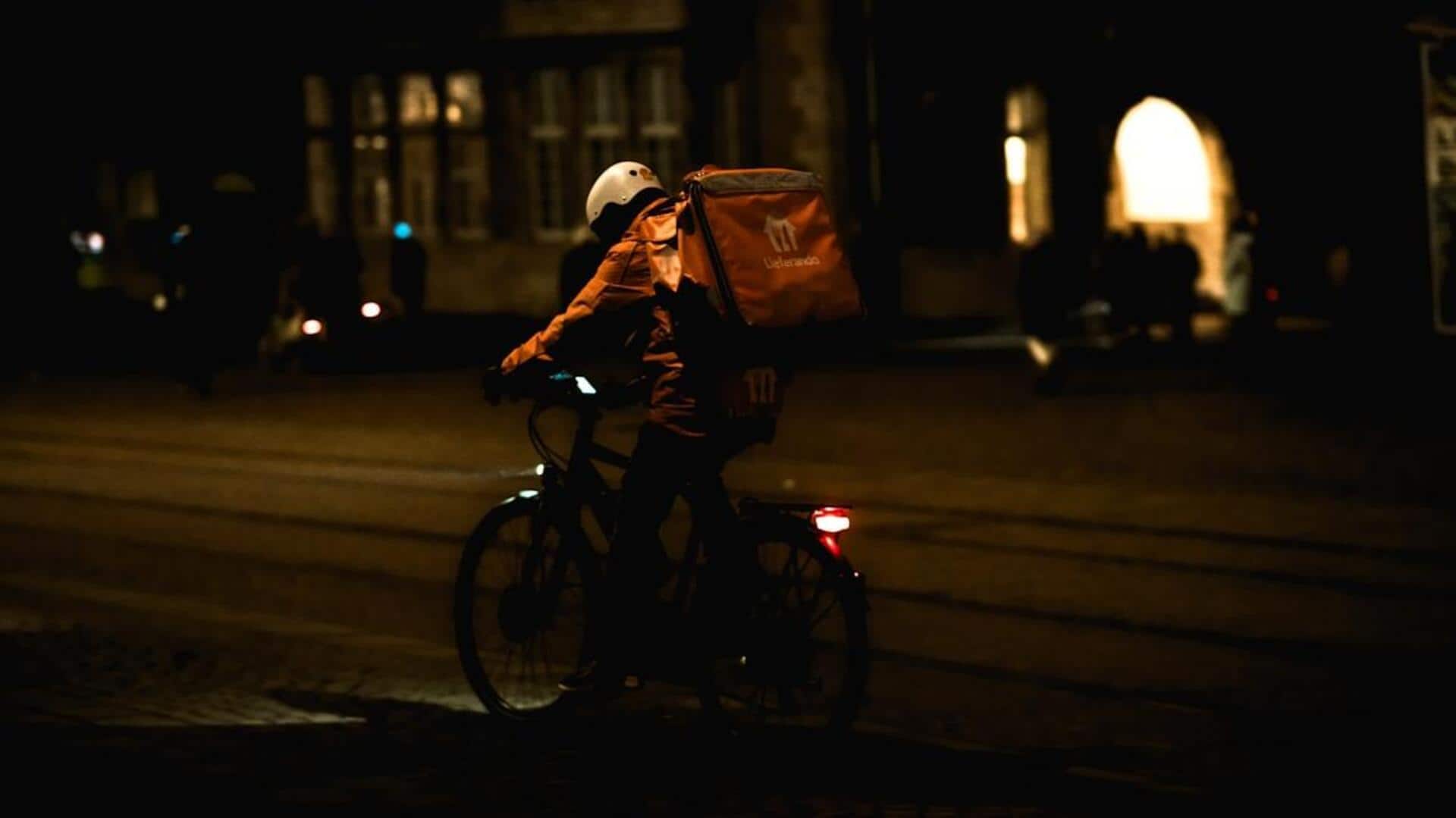 டெலிவரி பார்ட்னர்கள் உண்மையில் எவ்வளவு சம்பாதிக்கிறார்கள்? ஜொமேட்டோ, ஸ்விக்கியின் வருமான விவரங்கள்