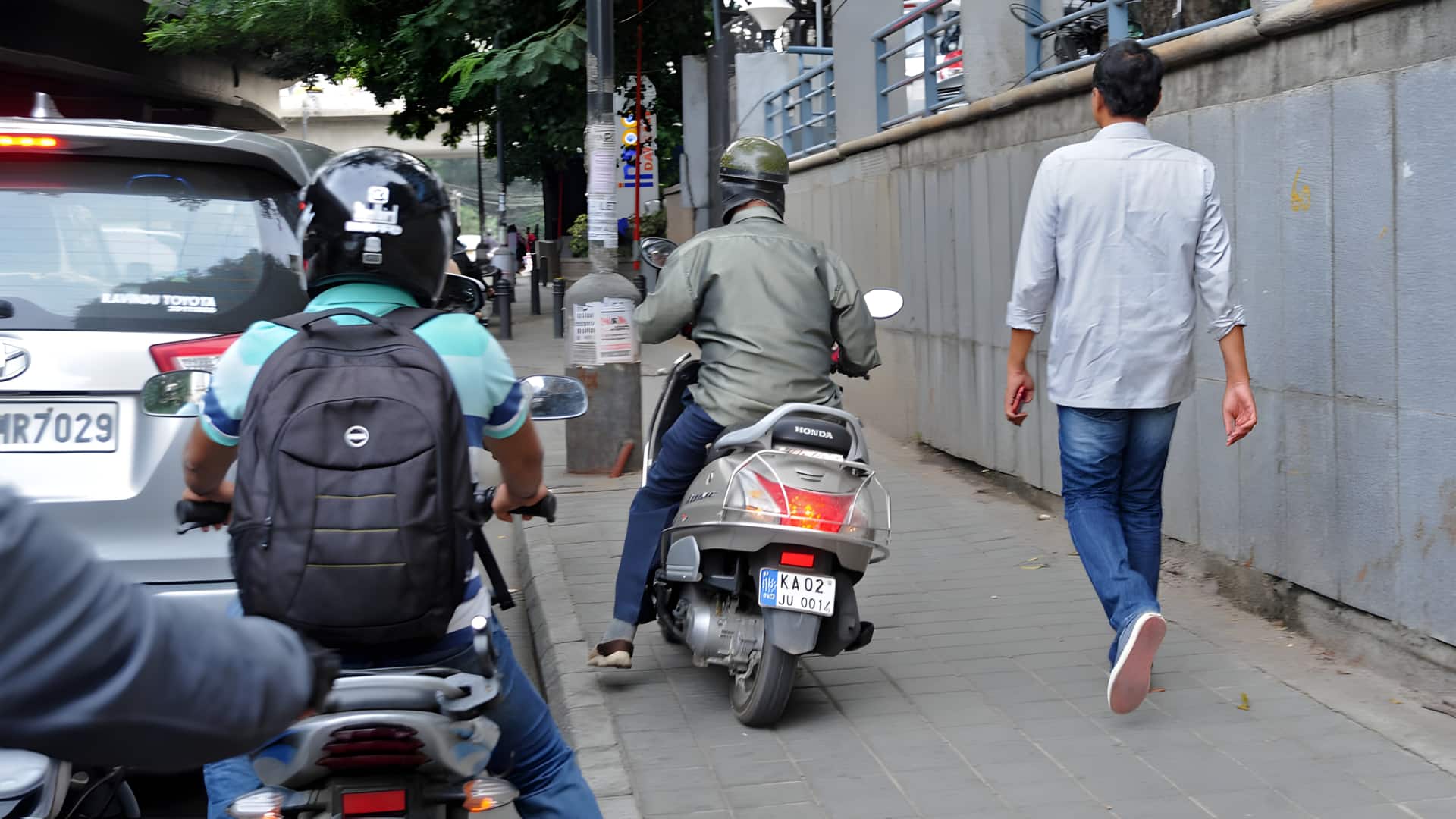 வரையறுக்கப்பட்ட நடைபாதைகளில் நடப்பது ஒரு அடிப்படை உரிமை: உச்ச நீதிமன்றம்