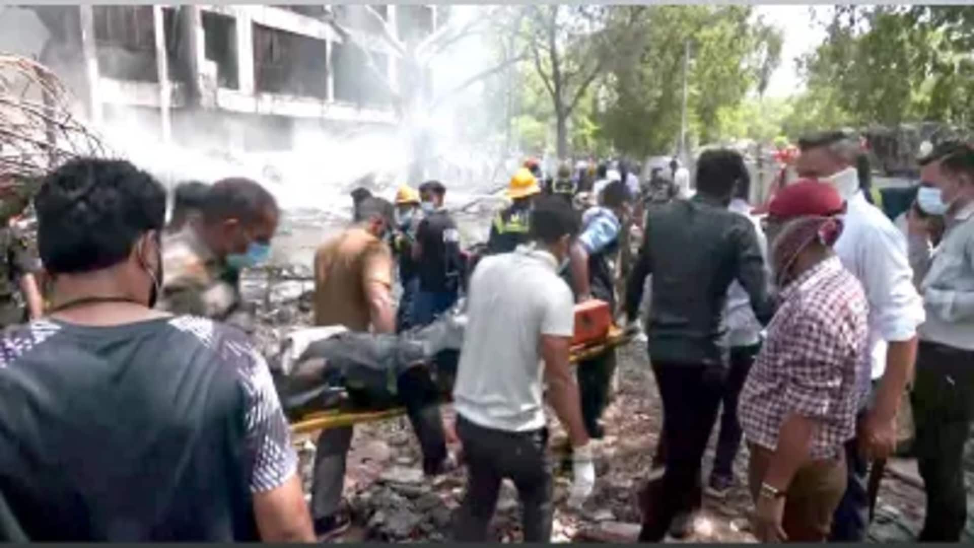 அகமதாபாத் விமான விபத்தில் ஒரு பயணி உயிரோடு மீட்பு; மேலும் பலர் உயிரோடு இருக்கலாம் என தகவல் அகமதாபாத் விமான விபத்தில் ஒரு பயணி உயிரோடு மீட்பு; மேலும் பலர் உயிரோடு இருக்கலாம் என தகவல்