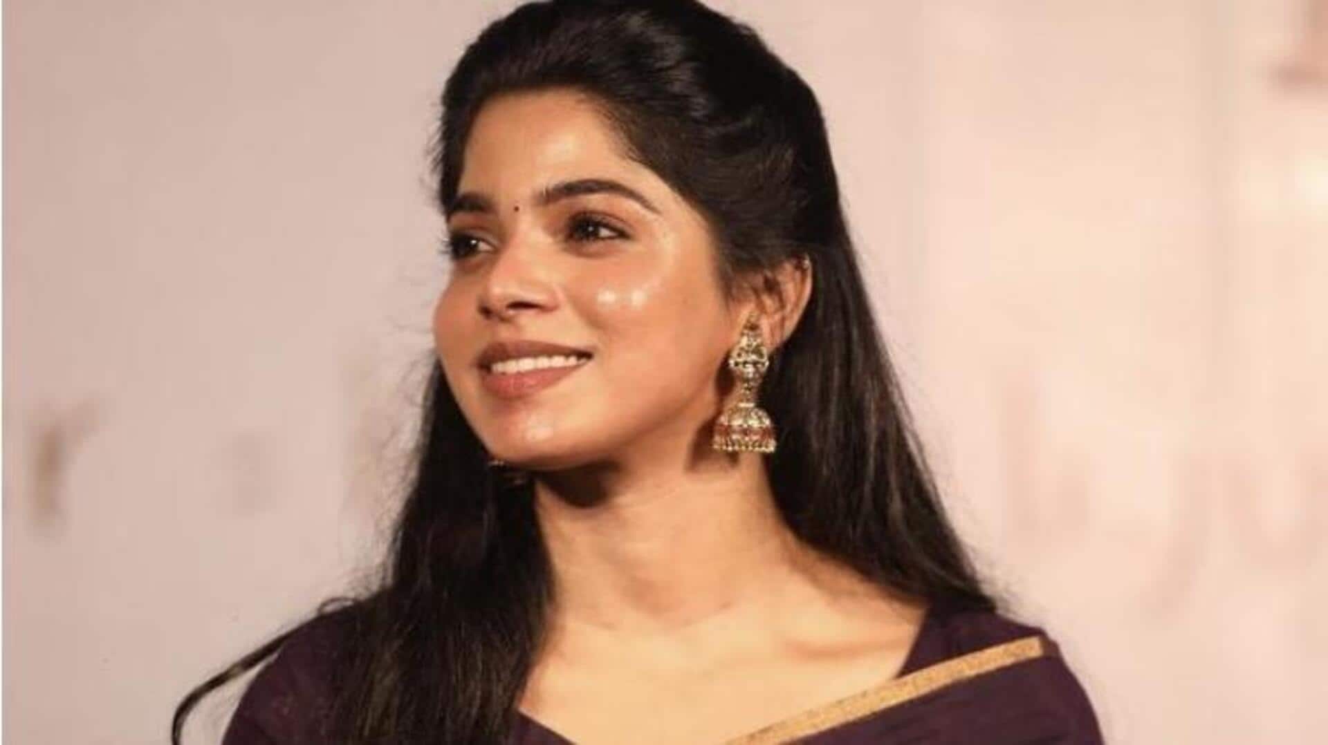 படப்பிடிப்பில் அநாகரீகப் பேச்சு: தெலுங்கு இயக்குநர் மீது நடிகை திவ்யபாரதி பரபரப்பு புகார்