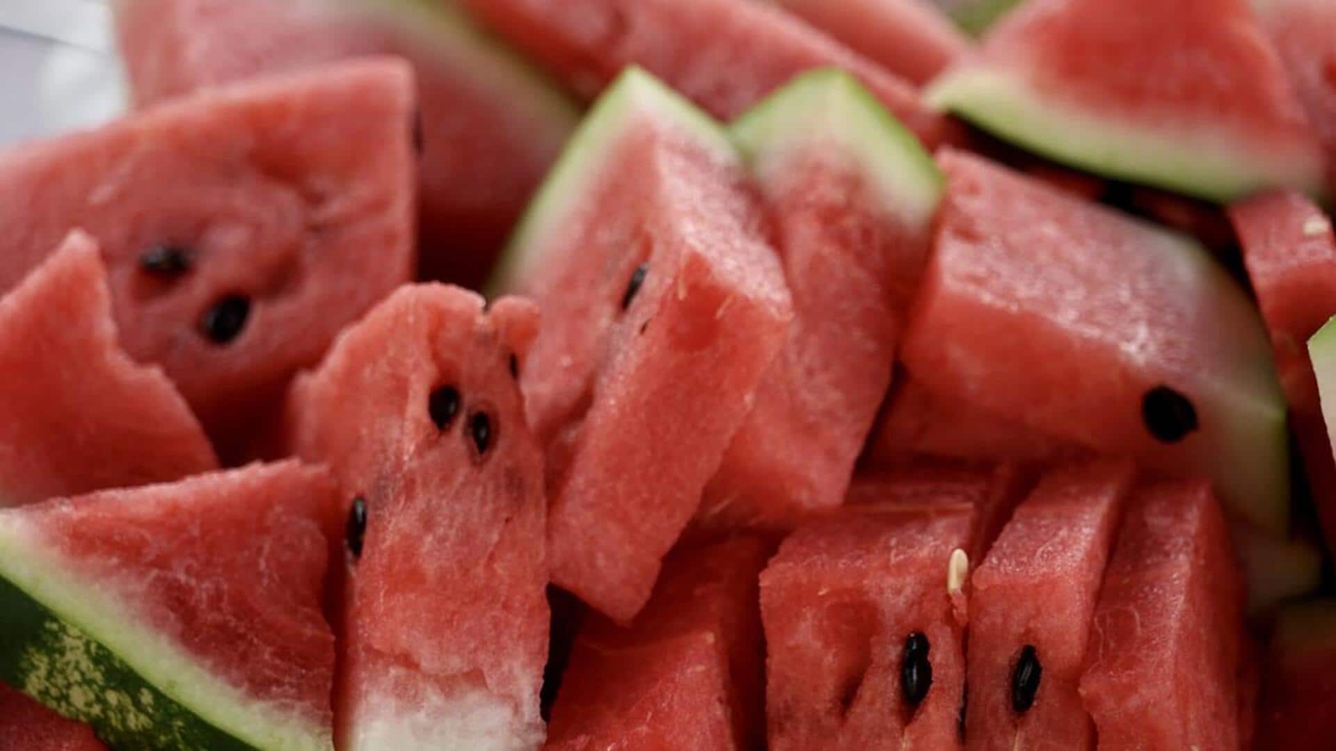 தர்பூசணி சாப்பிடும்போது உப்பு தூவுவது சுவைக்காக மட்டுமல்ல.. உங்கள் உடலுக்கு இவ்வளவு நன்மைகளா? இதோ அறிவியல் உண்மை