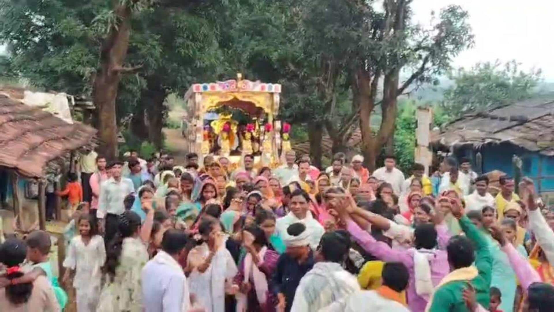 39 வருடம் பணிபுரிந்த அரசு ஆசிரியருக்கு கிராம மக்கள் தேர்ப்பவனியில் ஊர்வலமாக அழைத்துச் சென்று பிரியாவிடை