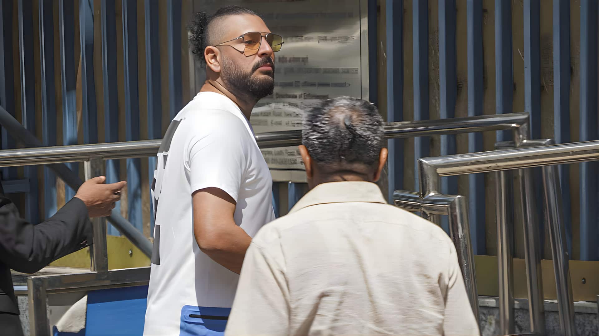 1,000 கோடி ரூபாய் சூதாட்ட வழக்கு: யுவராஜ் சிங் உள்ளிட்ட பிரபலங்களின் சொத்துக்களை முடக்கியது அமலாக்கத்துறை