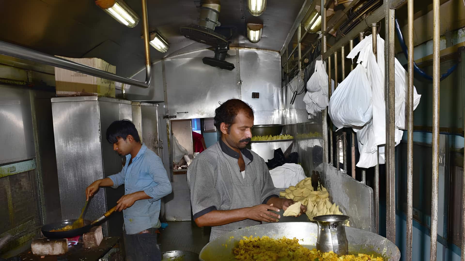ஐஆர்சிடிசி உணவுகளில் ஈ, கரப்பான் பூச்சிகளைப் பிடிக்க ஏஐ கேமரா! ரயில் பயணிகளுக்குப் புதிய பாதுகாப்பு