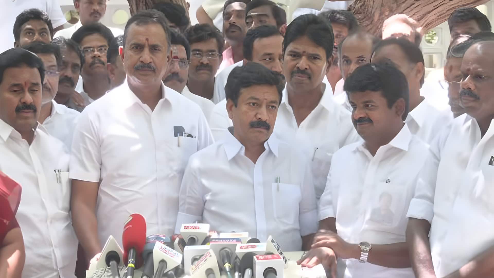 கட்சியிலிருந்து நீக்கப்பட்ட சி.வி.சண்முகம் அணியினரின் எம்.எல்.ஏ பதவி பறிபோகுமா? தப்பிக்க இருக்கும் ஒரே வழி என்ன?