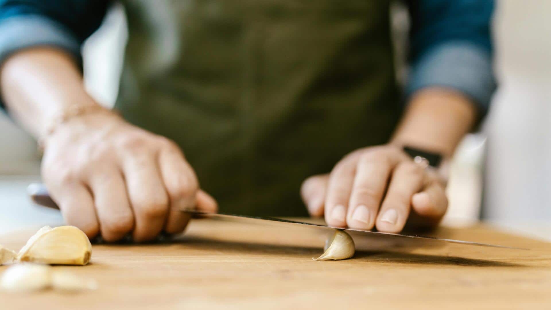 பூண்டு உரிக்க கத்தி வேண்டாம், நொடியில் தோலை உரிக்க சில டிப்ஸ்