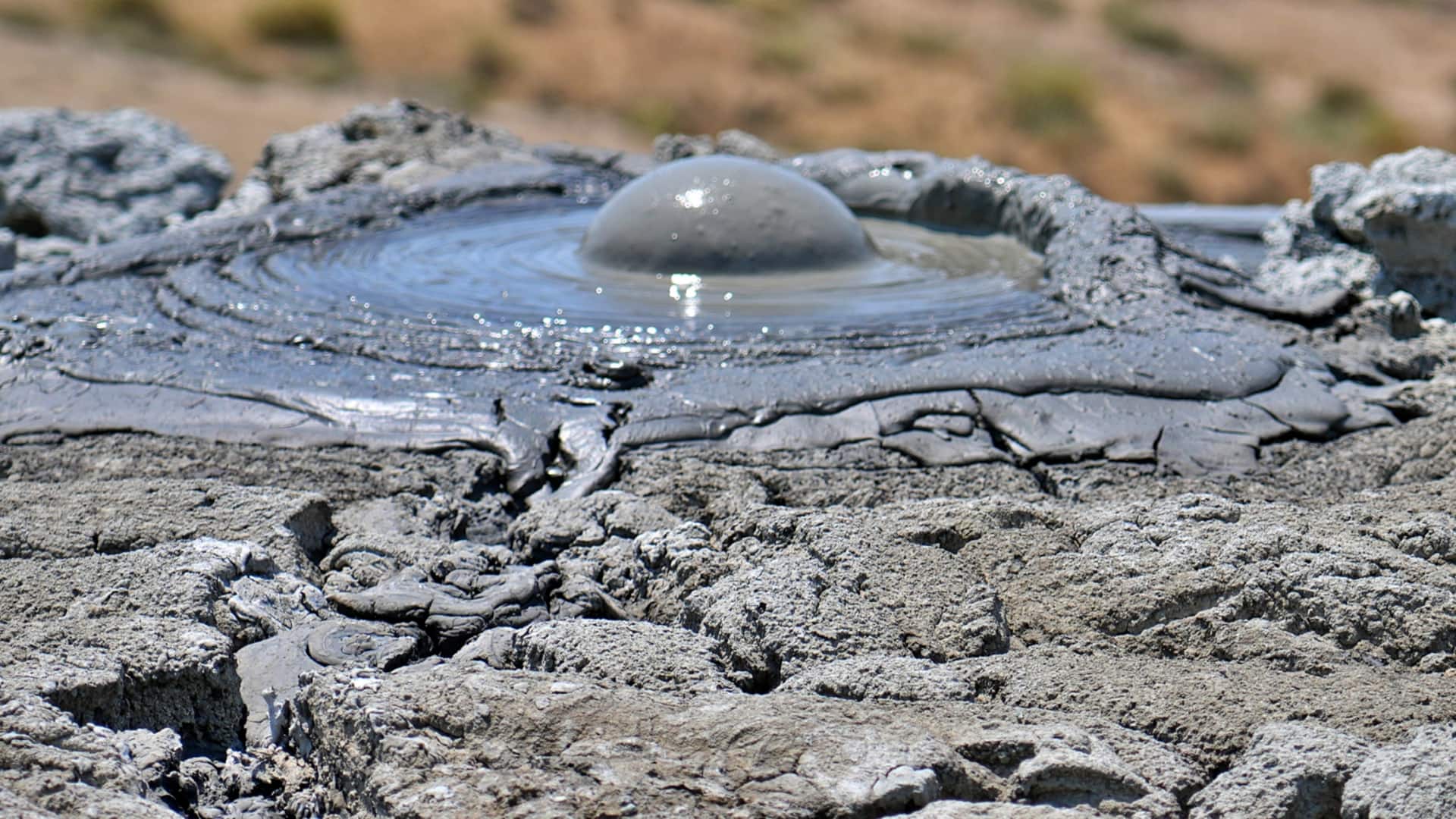 எரிமலை வெடிப்பில் லாவாவுக்குப் பதில் சேறு! அதிர்ச்சியில் மக்கள்; சேறு எரிமலையின் பின்னணி