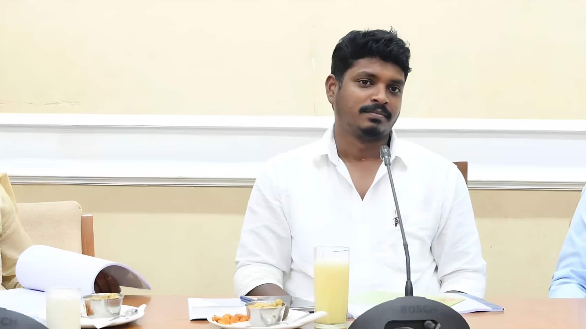 'கூடுதலாக ₹1 வசூலித்தால் சஸ்பெண்ட்': டாஸ்மாக் ஊழியர்களுக்குச் சம்பள உயர்வுடன் அமைச்சர் விக்னேஷ் விடுத்த எச்சரிக்கை