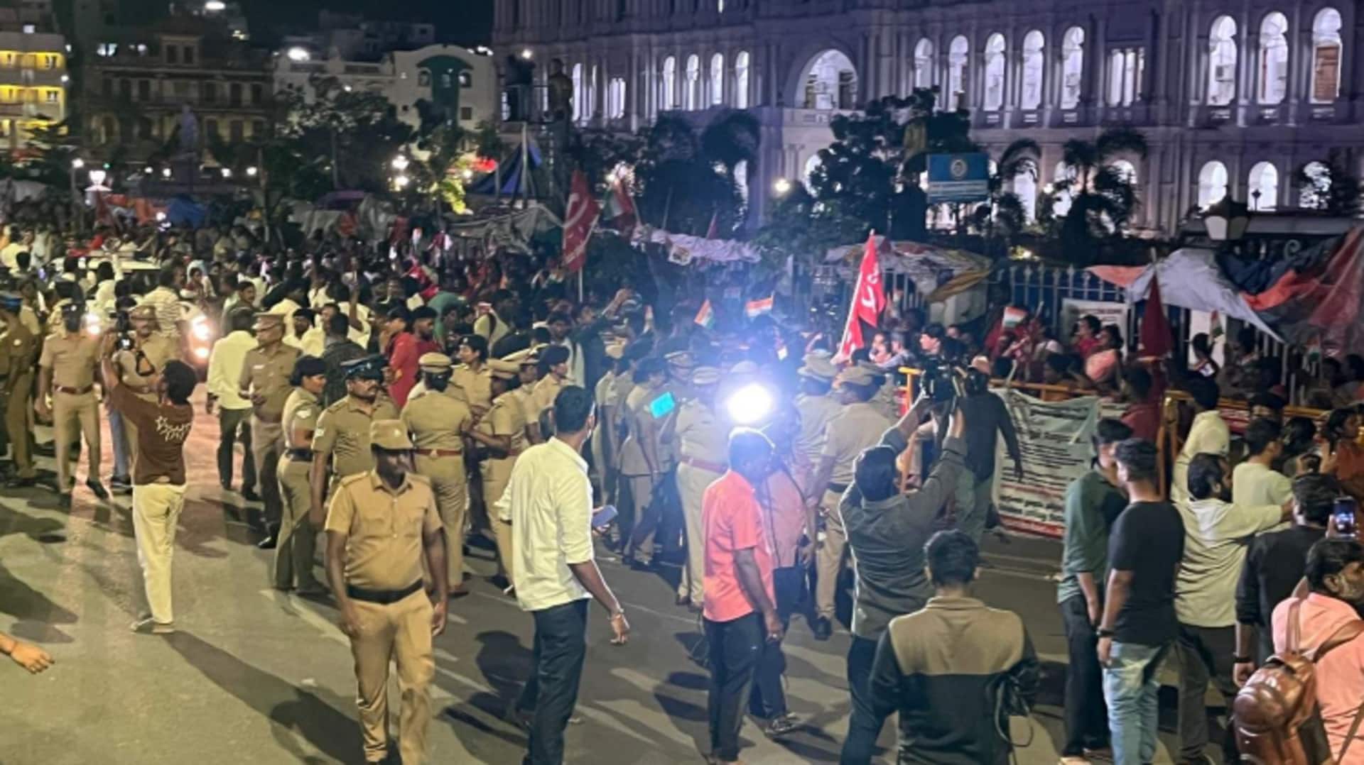 தூய்மைப் பணியாளர்கள் அனைவரும் விடுதலை; சொந்த இடங்களுக்கு செல்ல பேருந்து ஏற்பாடு செய்தது காவல்துறை