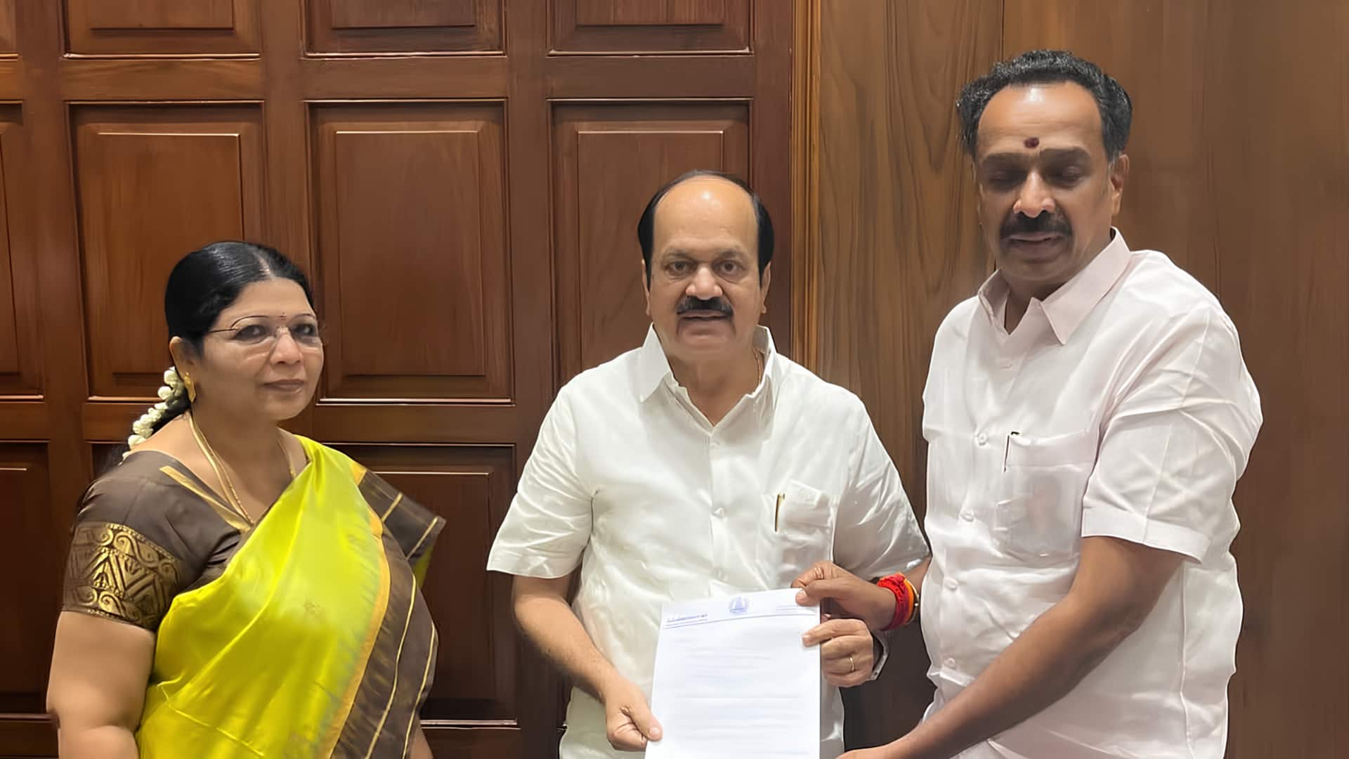 அதிமுகவிற்கு அடுத்த பின்னடைவு: கரூர் எம்எல்ஏ எம்.ஆர்.விஜயபாஸ்கர் தனது பதவியை ராஜினாமா செய்தார்