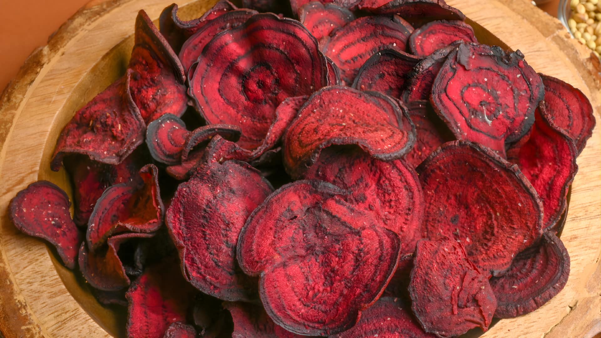 உருளைக்கிழங்கு சிப்ஸிற்குப் பதில் பீட்ரூட் சிப்ஸ்: செய்வது எப்படி?