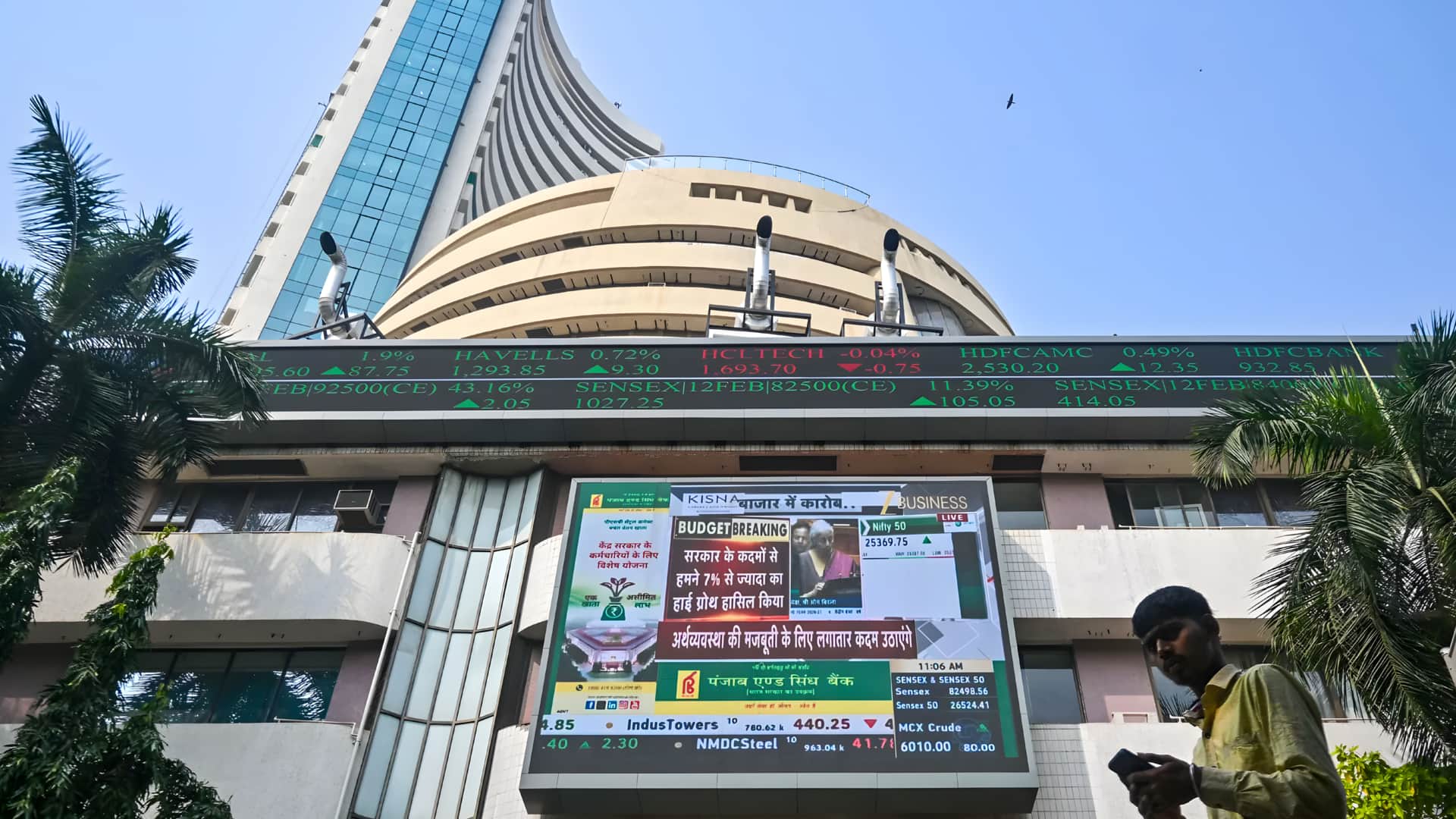 இந்தியா - அமெரிக்கா ஒப்பந்தத்தால் 2,300 புள்ளிகள் எகிறிய சென்செக்ஸ்; நிஃப்டி 25,750-ஐத் தாண்டியது