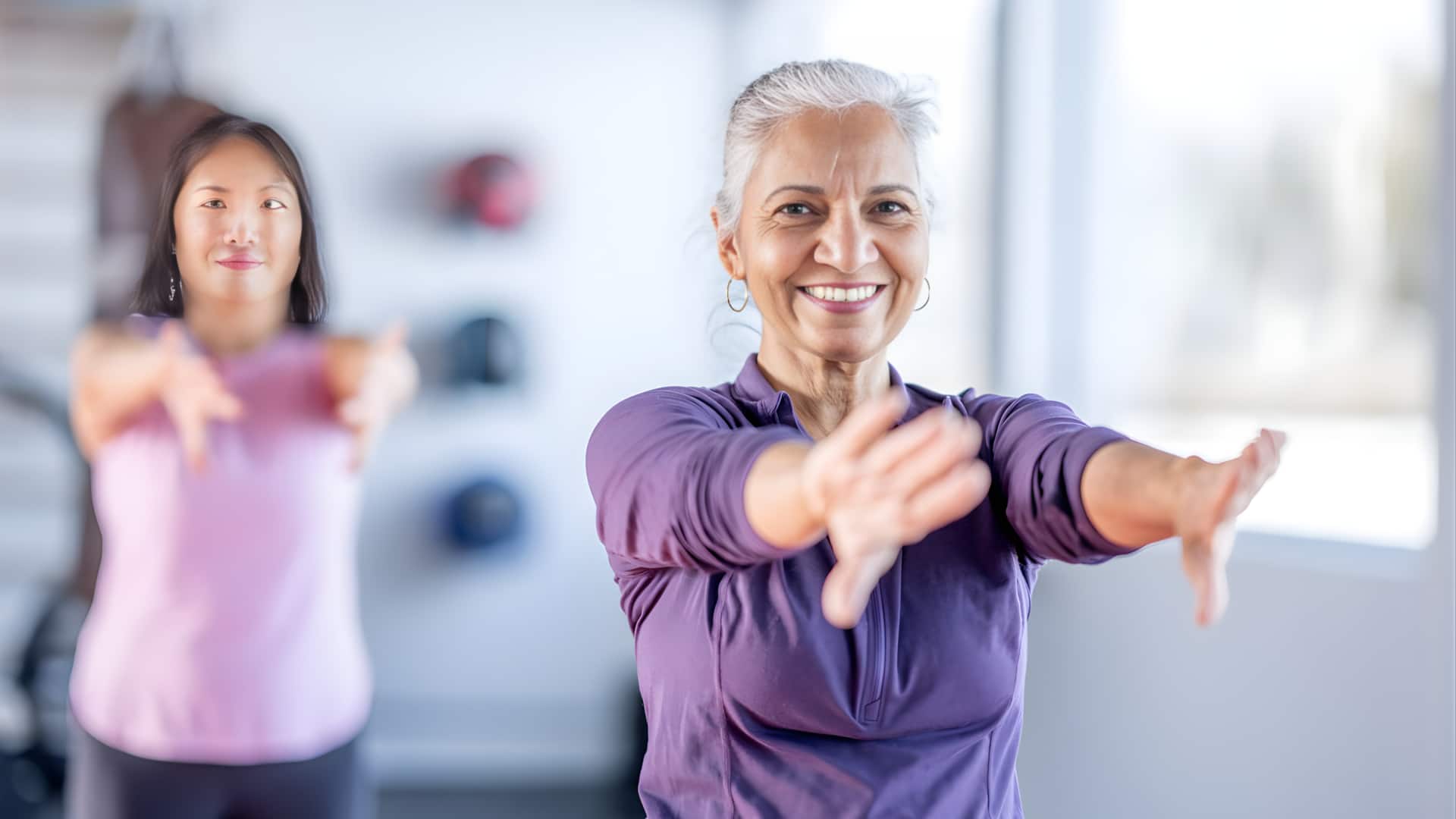 50 வயதிற்குப் பிறகு உடலுக்குப் புத்துணர்வு அளிக்கும் 5 நின்றபடி செய்யும் பயிற்சிகள்