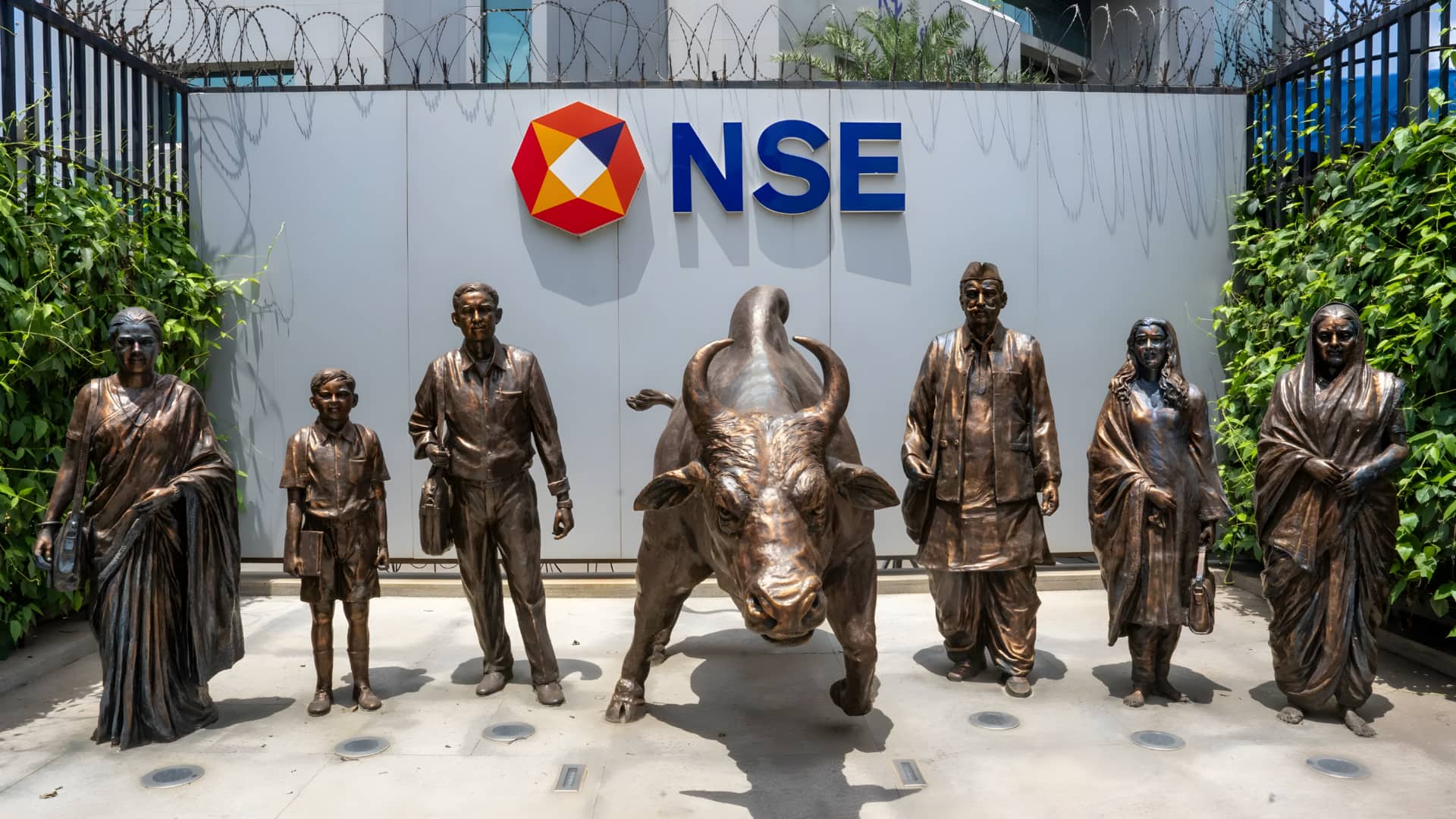 மும்பை பங்குச் சந்தையில் (BSE) பட்டியலிடப்பட்டது தேசிய பங்குச் சந்தை (NSE): ரூ.4.45 லட்சம் கோடி சந்தை மதிப்புடன் பிரம்மாண்ட நுழைவு
