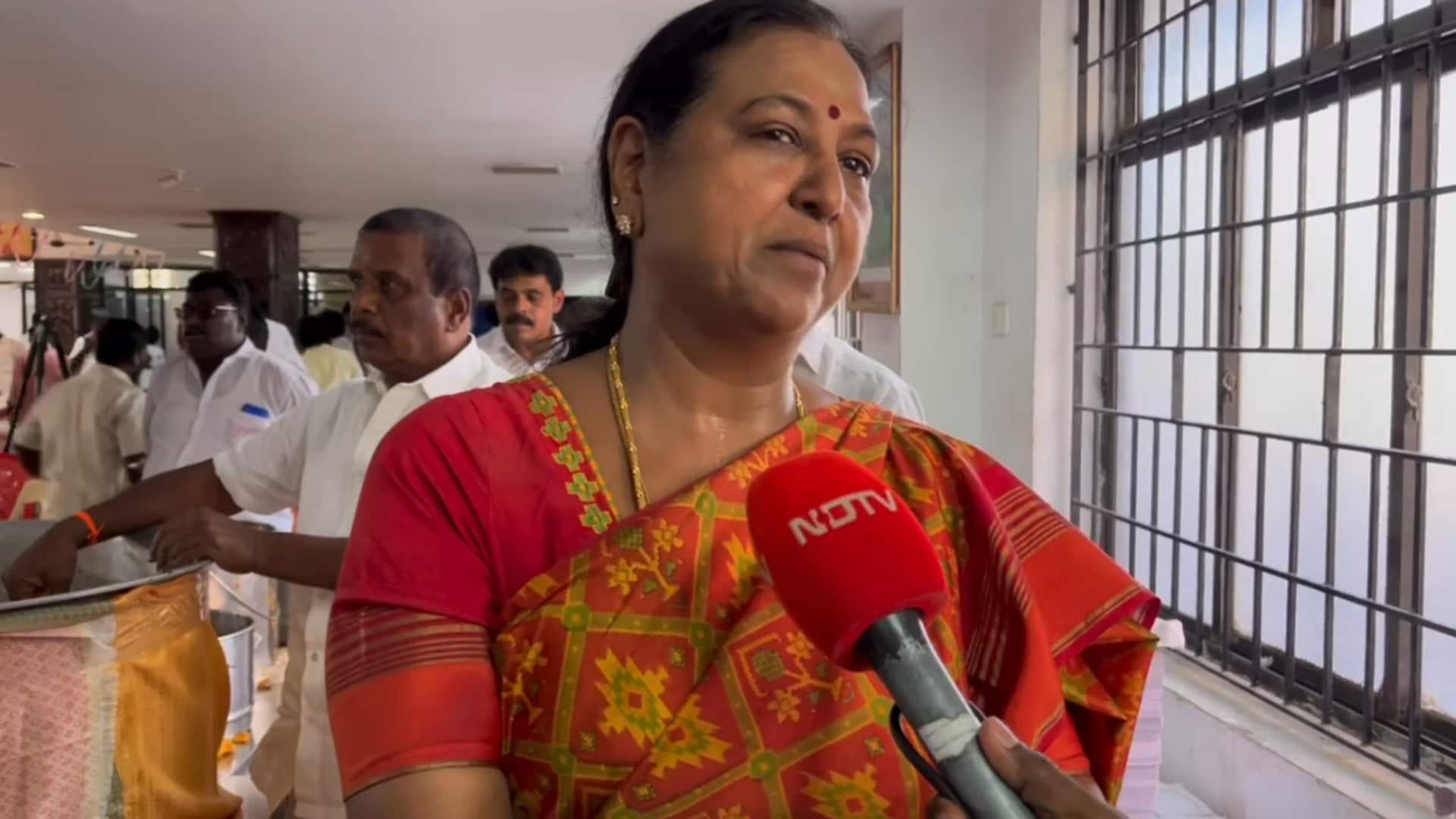 தேர்தல் விதிமுறைகளை மீறியதற்காக தேமுதிக தலைவர் பிரேமலதா விஜயகாந்த் மீது வழக்குப்பதிவு