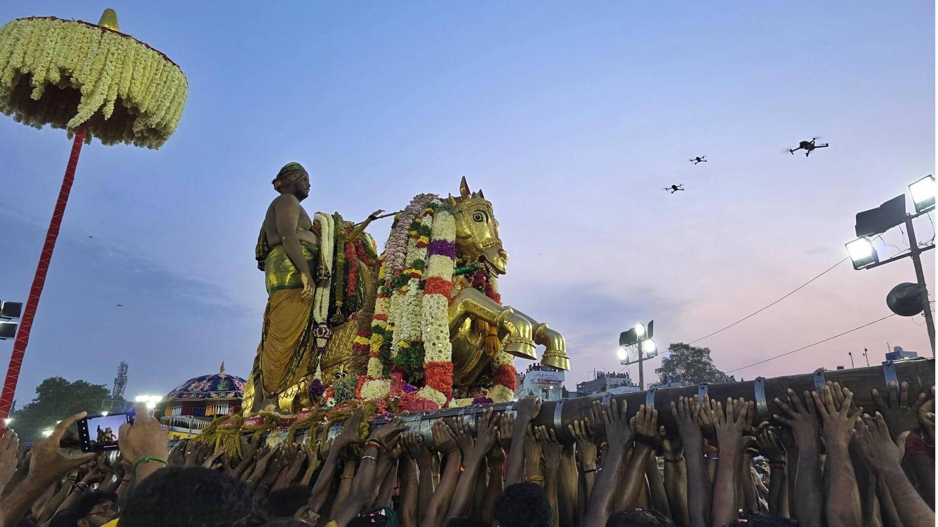 மதுரை: கோஷம் விண்ணை பிளக்க பச்சை பட்டு உடுத்தி வைகை ஆற்றில் இறங்கினார் கள்ளழகர்<span style="font-size: 1.5rem;" data-mce-style="font-size: 1.5rem;"></span>