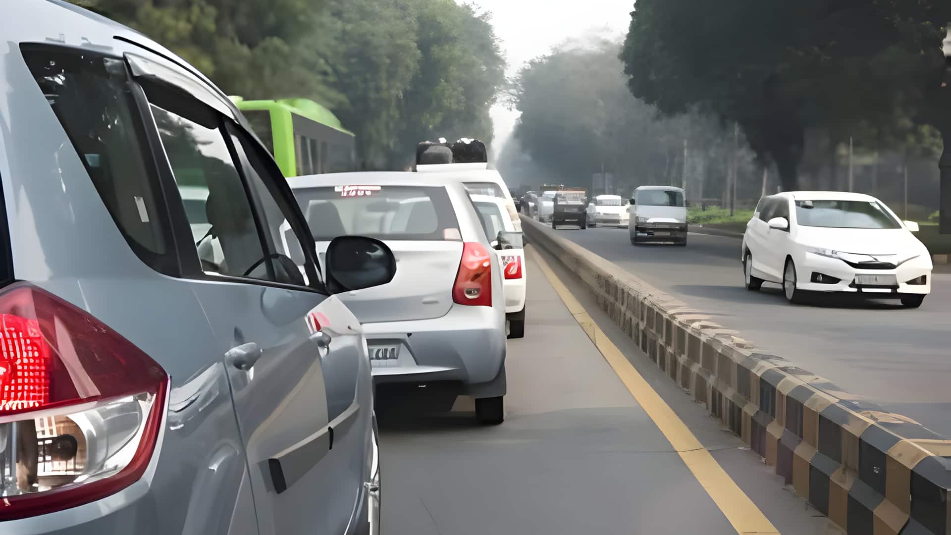 கார்களின் மைலேஜ் இனி அதிகரிக்கும்; ஏப்ரல் 1, 2027 முதல் அமலுக்கு வரும் 'CAFE-3' புதிய விதிகள்
