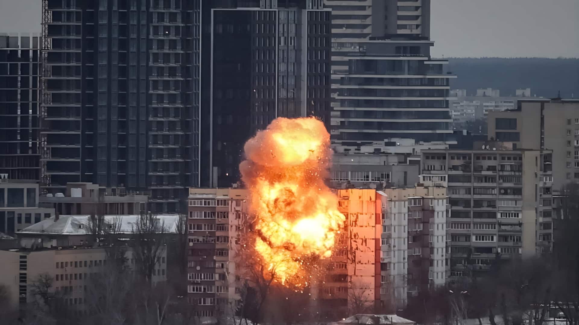 டிரம்ப்-ஜெலென்ஸ்கி அமைதிப் பேச்சுவார்த்தைக்கு முன்னதாக உக்ரைனில் ரஷ்யா கடும் தாக்குதல்