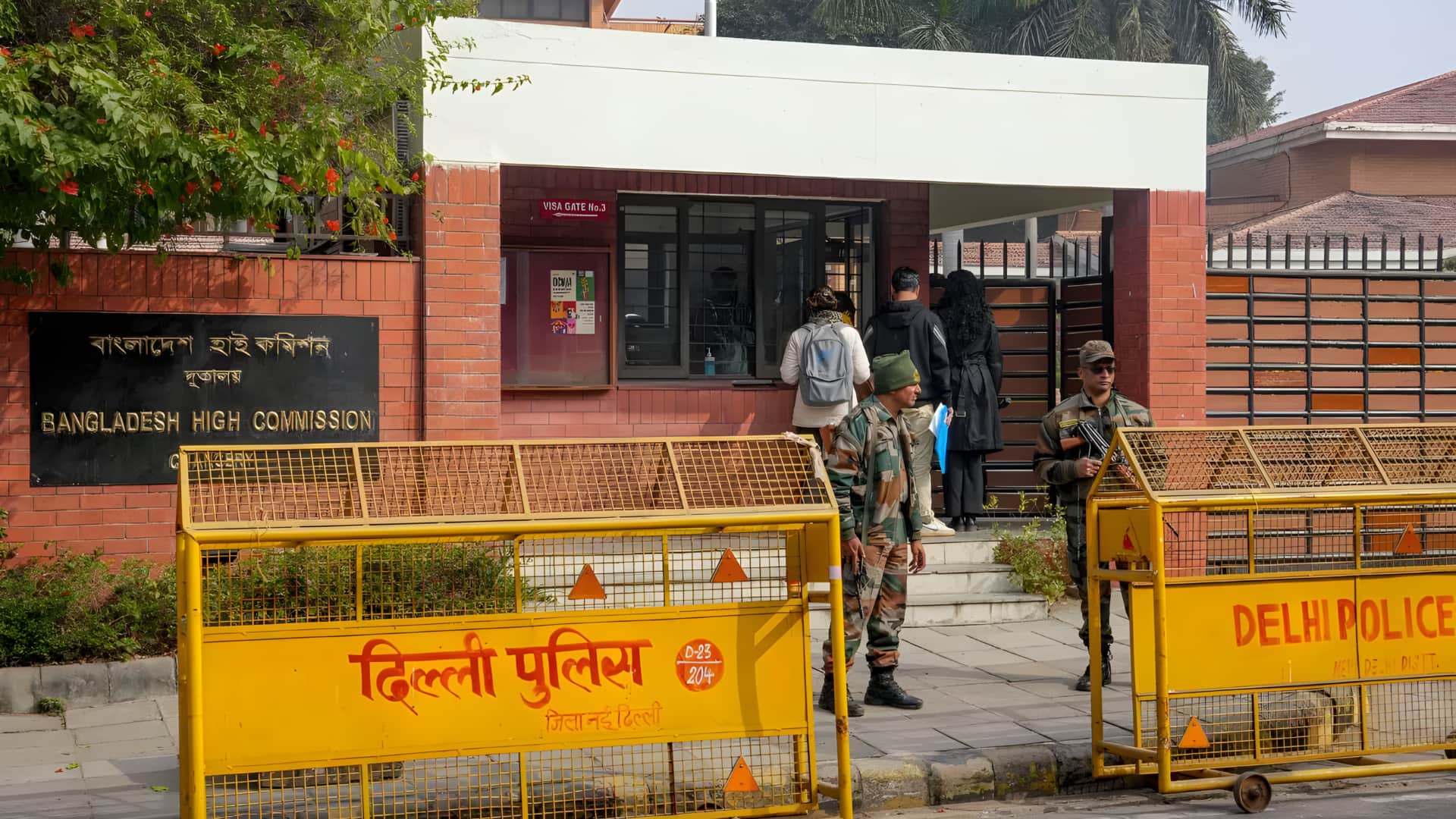 பங்களாதேஷ் டெல்லி உயர் ஸ்தானிகராலயம் விசா சேவைகளை நிறுத்தி வைத்துள்ளது